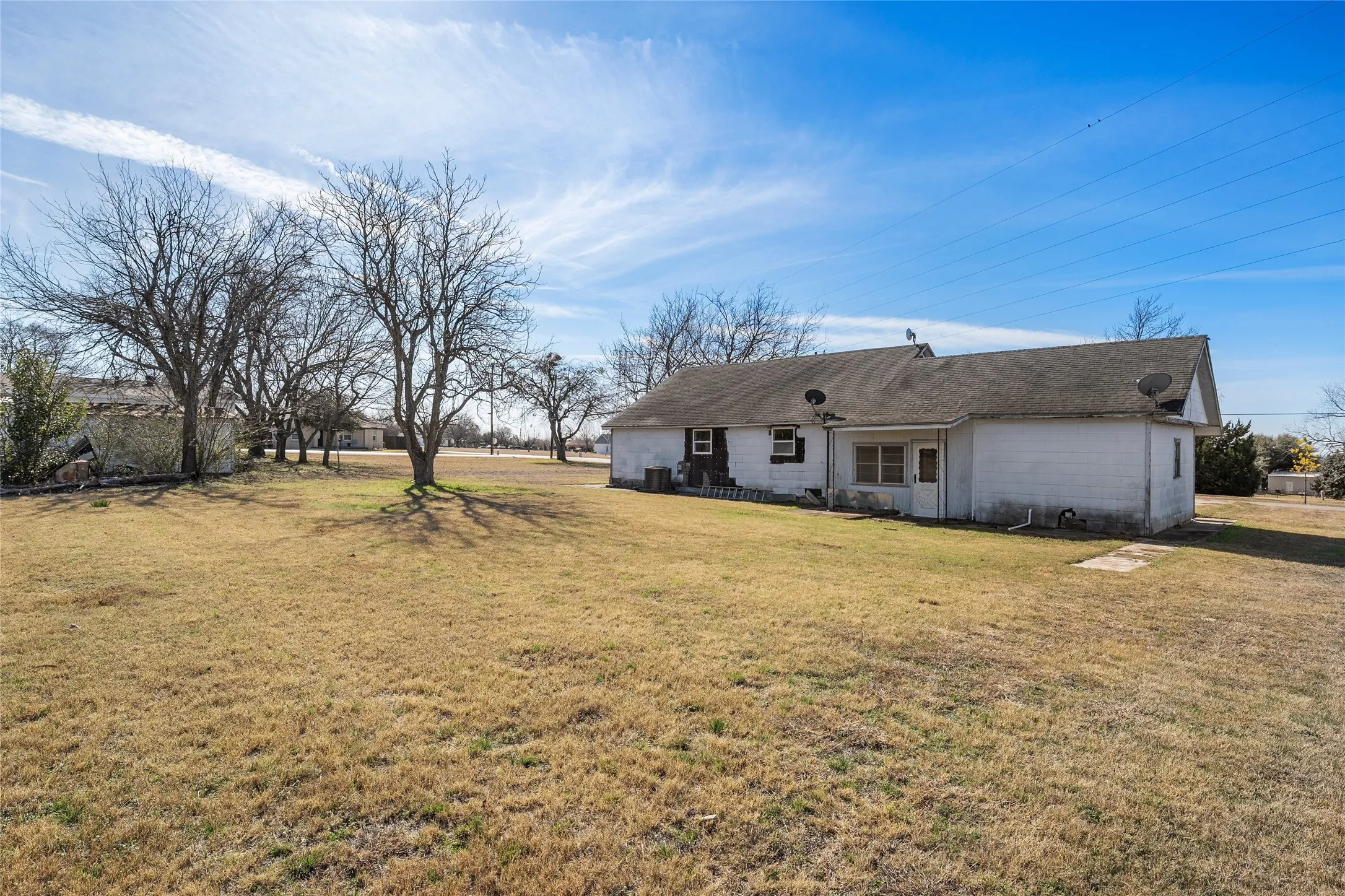 Single Family Residence For Sale in Hill County , 310 S 3rd Street, Abbott, Texas 76621, 2 Bedroom, 1 Bathroom, 1 Garage spaces, 1,160 Sqft, built in 1945, mls#21166254, Real Estate Agent in Abbott, Homes For Sale in Hill county, Homes For Sale in Abbott, Realtor in Abbott Texas, Real Estate Brokerage Independent Realty Texas, Luminita Cordes Realtor