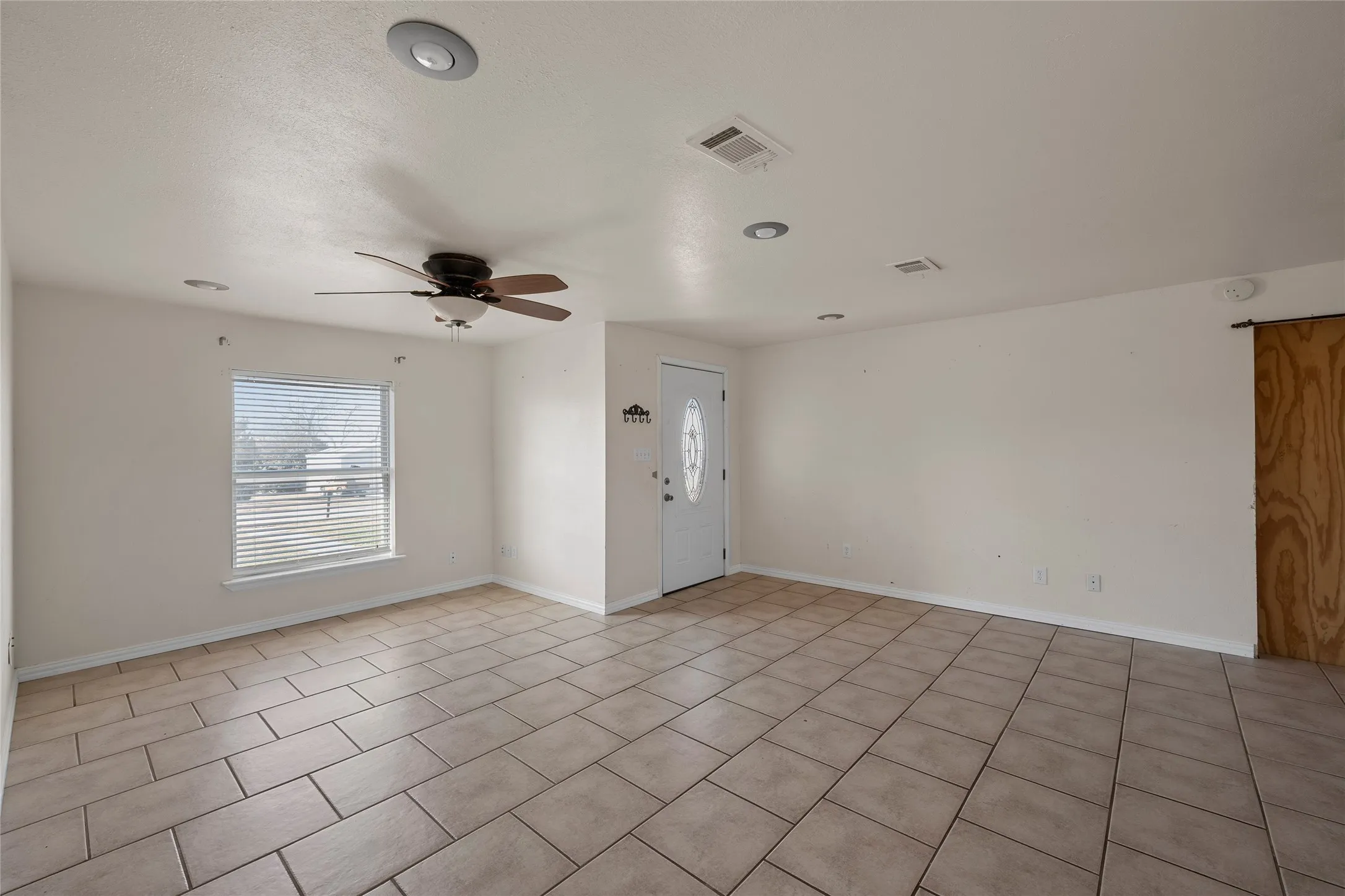 Single Family Residence For Sale in Hill County , 310 S 3rd Street, Abbott, Texas 76621, 2 Bedroom, 1 Bathroom, 1 Garage spaces, 1,160 Sqft, built in 1945, mls#21166254, Real Estate Agent in Abbott, Homes For Sale in Hill county, Homes For Sale in Abbott, Realtor in Abbott Texas, Real Estate Brokerage Independent Realty Texas, Luminita Cordes Realtor