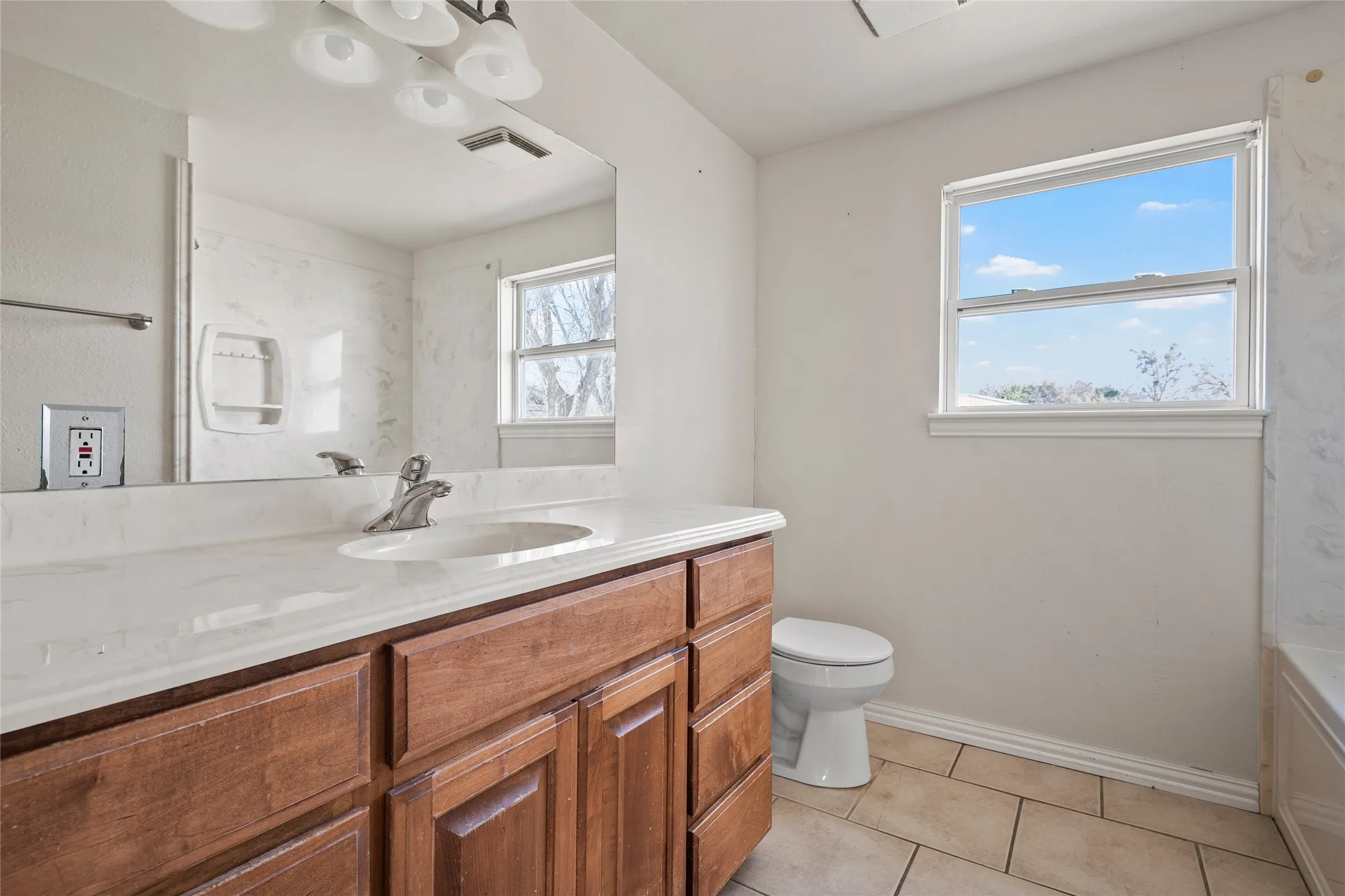 Single Family Residence For Sale in Hill County , 310 S 3rd Street, Abbott, Texas 76621, 2 Bedroom, 1 Bathroom, 1 Garage spaces, 1,160 Sqft, built in 1945, mls#21166254, Real Estate Agent in Abbott, Homes For Sale in Hill county, Homes For Sale in Abbott, Realtor in Abbott Texas, Real Estate Brokerage Independent Realty Texas, Luminita Cordes Realtor