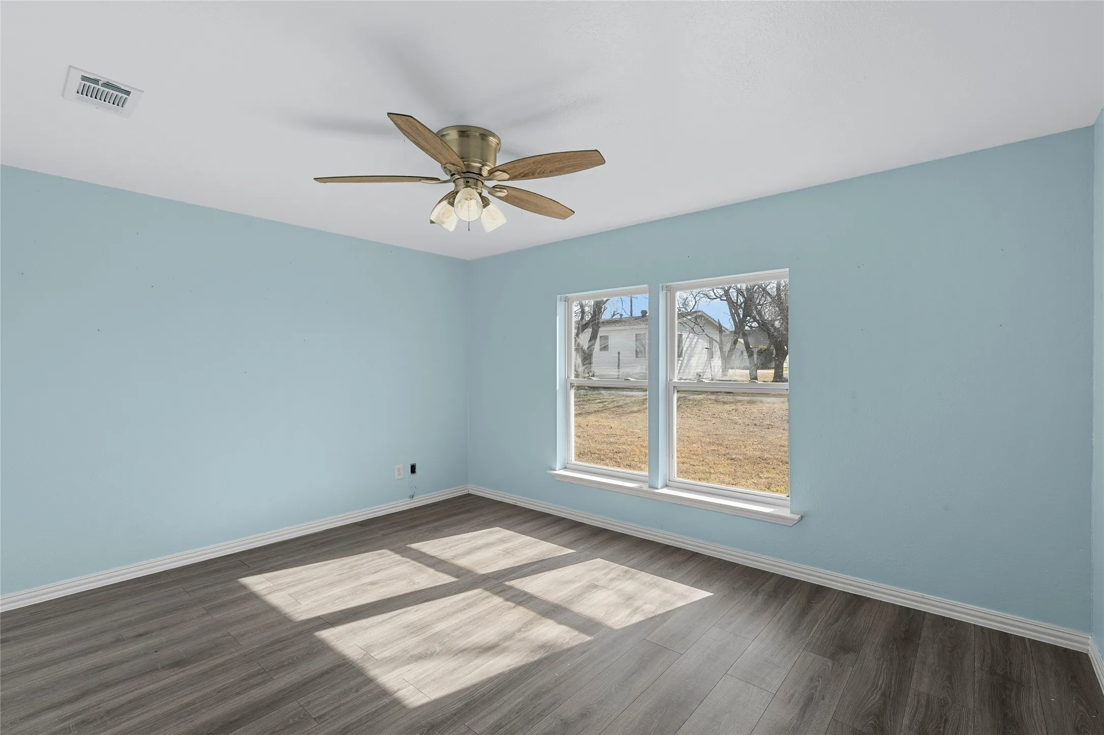 Single Family Residence For Sale in Hill County , 310 S 3rd Street, Abbott, Texas 76621, 2 Bedroom, 1 Bathroom, 1 Garage spaces, 1,160 Sqft, built in 1945, mls#21166254, Real Estate Agent in Abbott, Homes For Sale in Hill county, Homes For Sale in Abbott, Realtor in Abbott Texas, Real Estate Brokerage Independent Realty Texas, Luminita Cordes Realtor