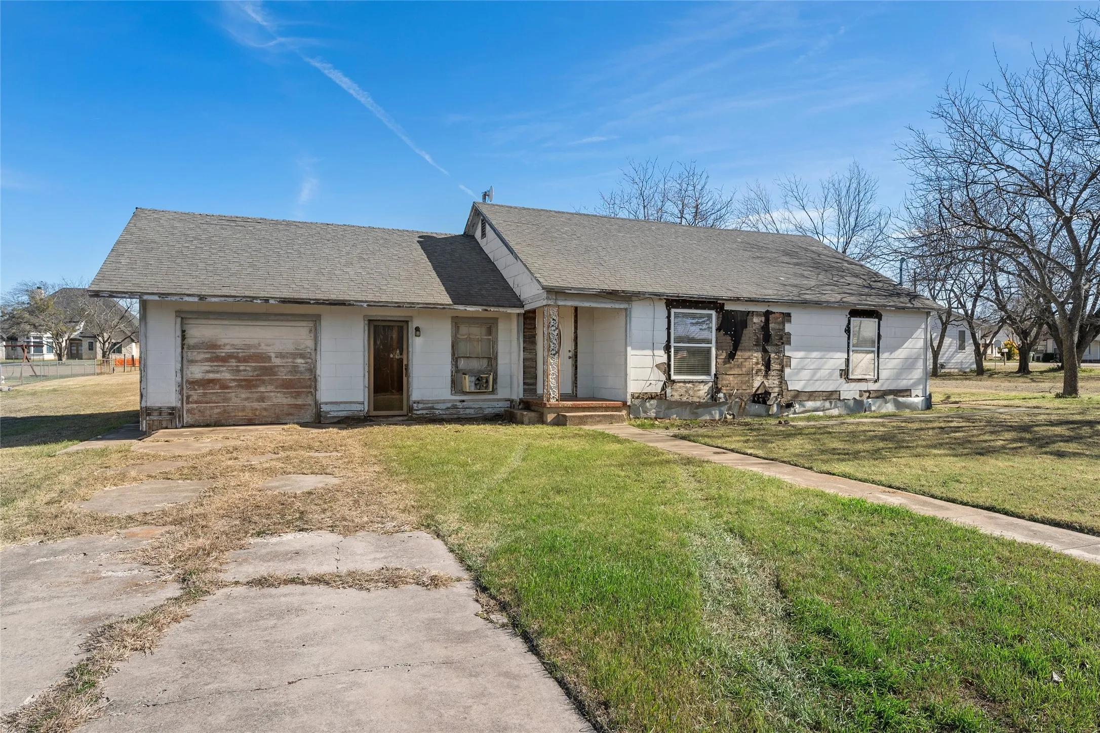 Single Family Residence For Sale in Hill County , 310 S 3rd Street, Abbott, Texas 76621, 2 Bedroom, 1 Bathroom, 1 Garage spaces, 1,160 Sqft, built in 1945, mls#21166254, Real Estate Agent in Abbott, Homes For Sale in Hill county, Homes For Sale in Abbott, Realtor in Abbott Texas, Real Estate Brokerage Independent Realty Texas, Luminita Cordes Realtor