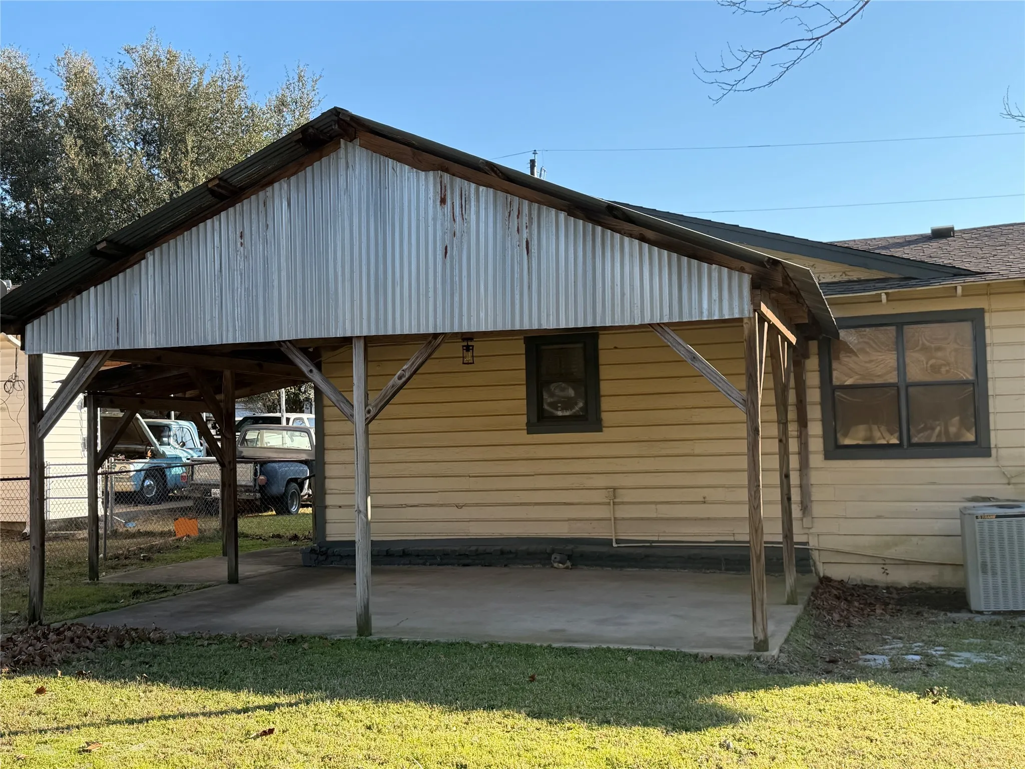 Single Family Residence For Sale in Van Zandt County , 234 Texas Street, Wills Point, Texas 75169, 2 Bedroom, 1 Bathroom, 1 Garage spaces, 1,104 Sqft, built in 1959, Preowned, mls#21154031, Real Estate Agent in Wills Point, Homes For Sale in Van Zandt county, Homes For Sale in Wills Point, Realtor in Wills Point Texas, Real Estate Brokerage Independent Realty Texas, Luminita Cordes Realtor