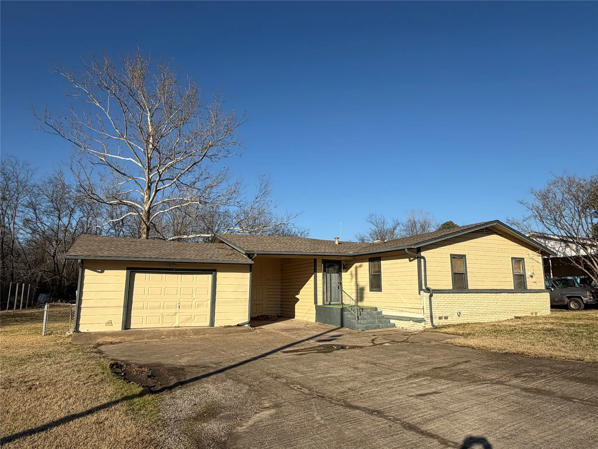 Single Family Residence For Sale in Van Zandt County , 234 Texas Street, Wills Point, Texas 75169, 2 Bedroom, 1 Bathroom, 1 Garage spaces, 1,104 Sqft, built in 1959, Preowned, mls#21154031, Real Estate Agent in Wills Point, Homes For Sale in Van Zandt county, Homes For Sale in Wills Point, Realtor in Wills Point Texas, Real Estate Brokerage Independent Realty Texas, Luminita Cordes Realtor