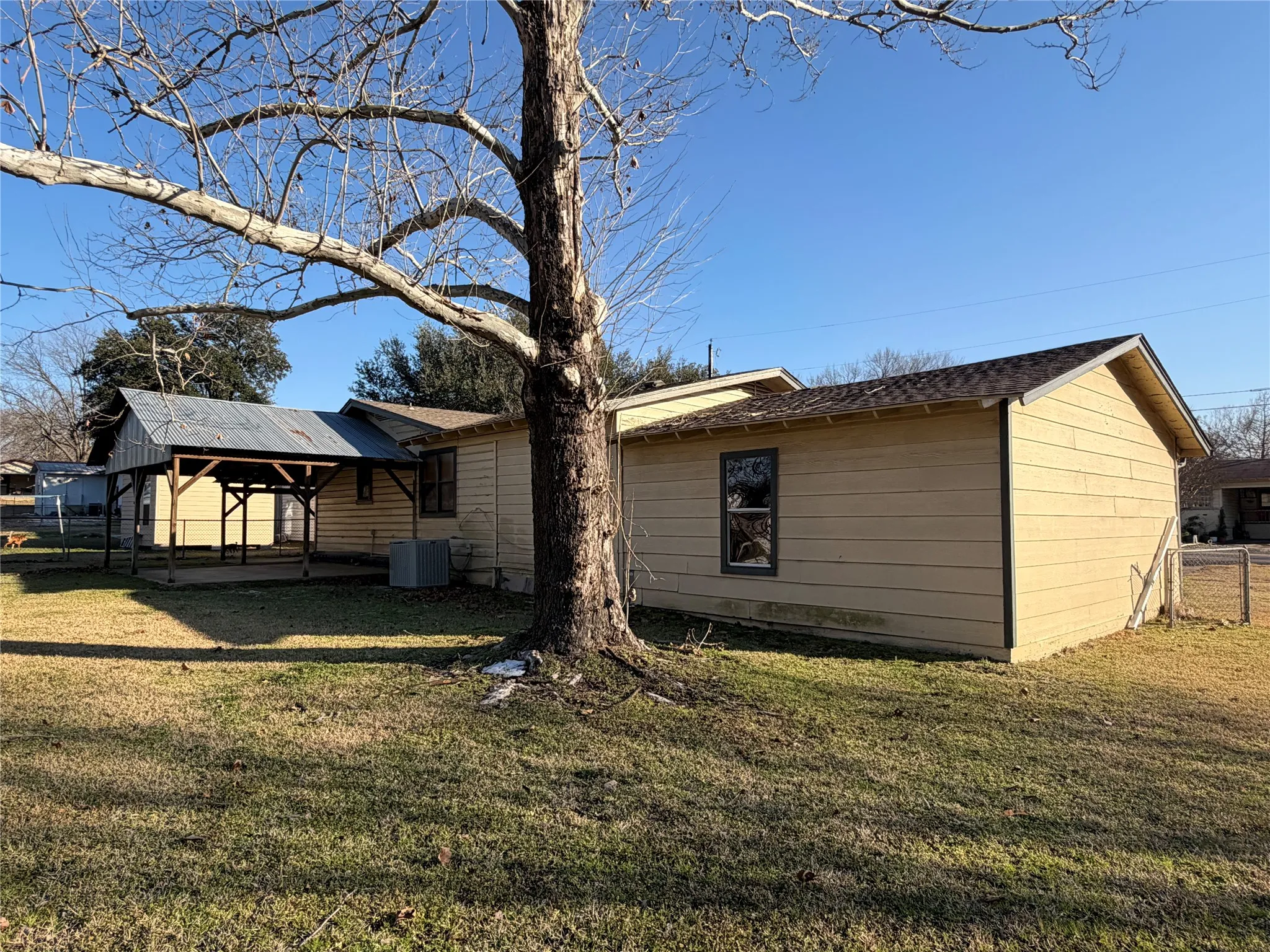 Single Family Residence For Sale in Van Zandt County , 234 Texas Street, Wills Point, Texas 75169, 2 Bedroom, 1 Bathroom, 1 Garage spaces, 1,104 Sqft, built in 1959, Preowned, mls#21154031, Real Estate Agent in Wills Point, Homes For Sale in Van Zandt county, Homes For Sale in Wills Point, Realtor in Wills Point Texas, Real Estate Brokerage Independent Realty Texas, Luminita Cordes Realtor