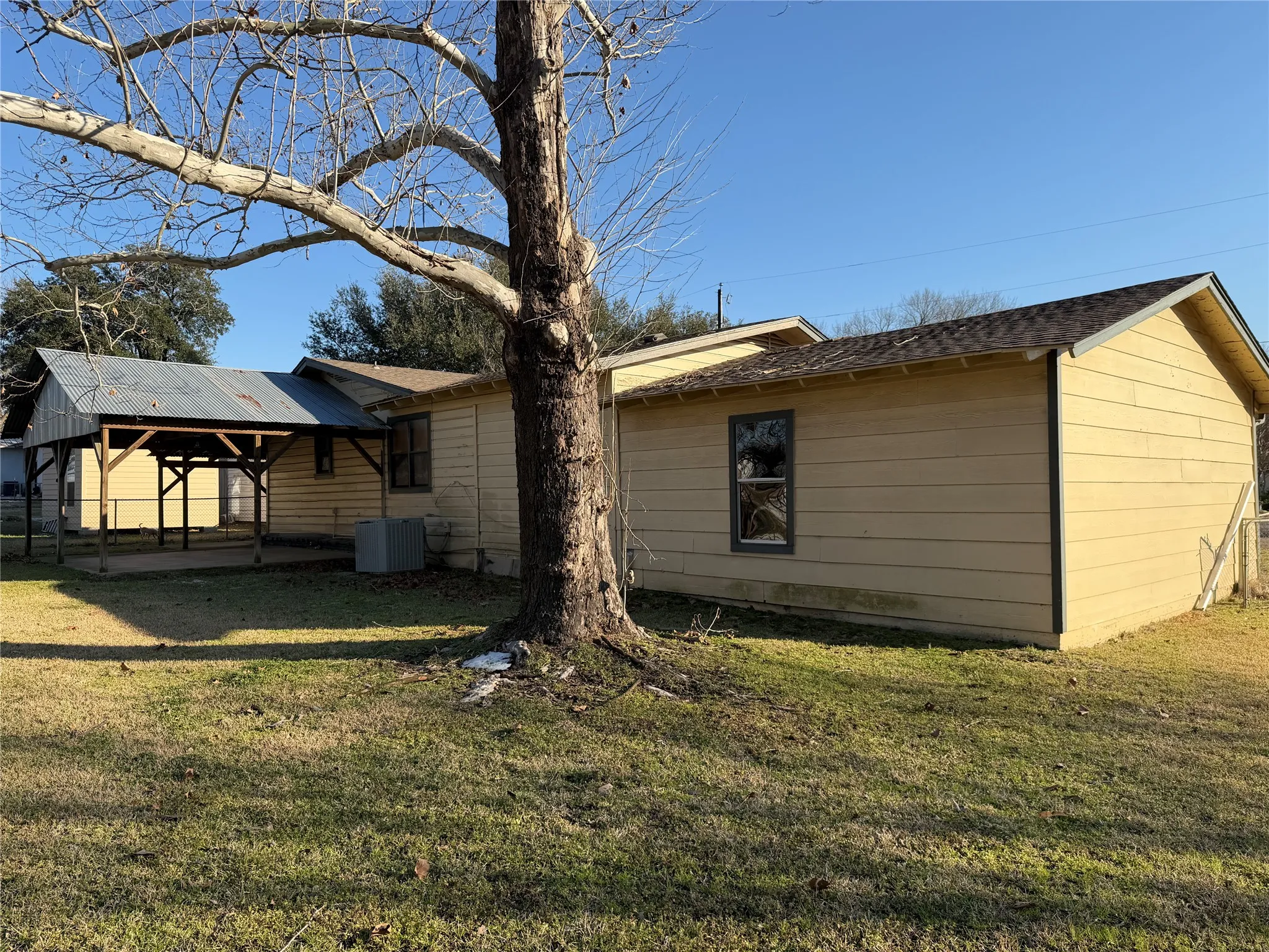Single Family Residence For Sale in Van Zandt County , 234 Texas Street, Wills Point, Texas 75169, 2 Bedroom, 1 Bathroom, 1 Garage spaces, 1,104 Sqft, built in 1959, Preowned, mls#21154031, Real Estate Agent in Wills Point, Homes For Sale in Van Zandt county, Homes For Sale in Wills Point, Realtor in Wills Point Texas, Real Estate Brokerage Independent Realty Texas, Luminita Cordes Realtor