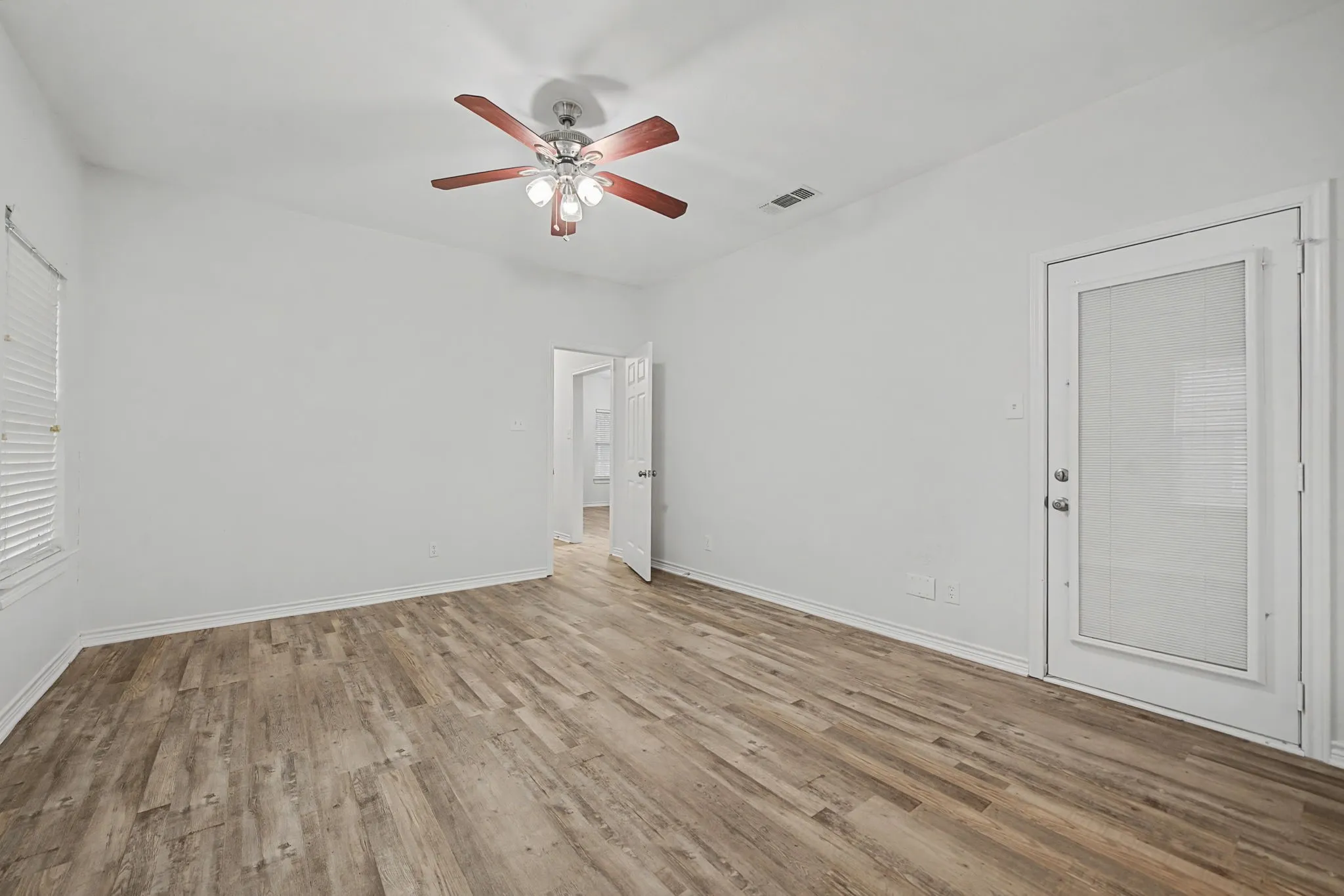 Single Family Residence For Sale in Hunt County , 3051 County Road 3312, Greenville, Texas 75402, 4 Bedroom, 3 Bathroom, 5 Garage spaces, 3,528 Sqft, built in 1996, Preowned, mls#21160030, Real Estate Agent in Greenville, Homes For Sale in Hunt county, Homes For Sale in Greenville, Realtor in Greenville Texas, Real Estate Brokerage Independent Realty Texas, Luminita Cordes Realtor