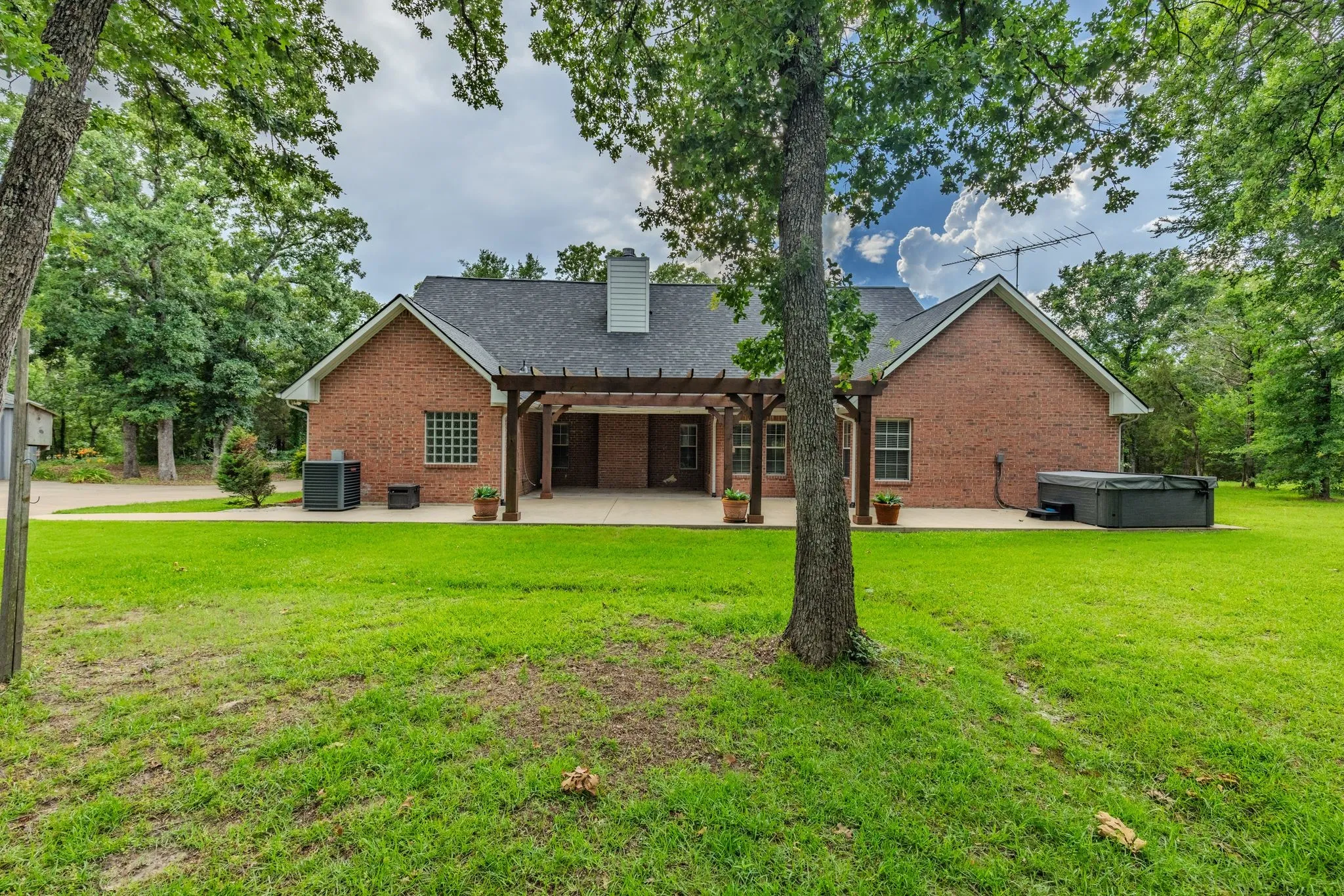 Single Family Residence For Sale in Hunt County , 3051 County Road 3312, Greenville, Texas 75402, 4 Bedroom, 3 Bathroom, 5 Garage spaces, 3,528 Sqft, built in 1996, Preowned, mls#21160030, Real Estate Agent in Greenville, Homes For Sale in Hunt county, Homes For Sale in Greenville, Realtor in Greenville Texas, Real Estate Brokerage Independent Realty Texas, Luminita Cordes Realtor