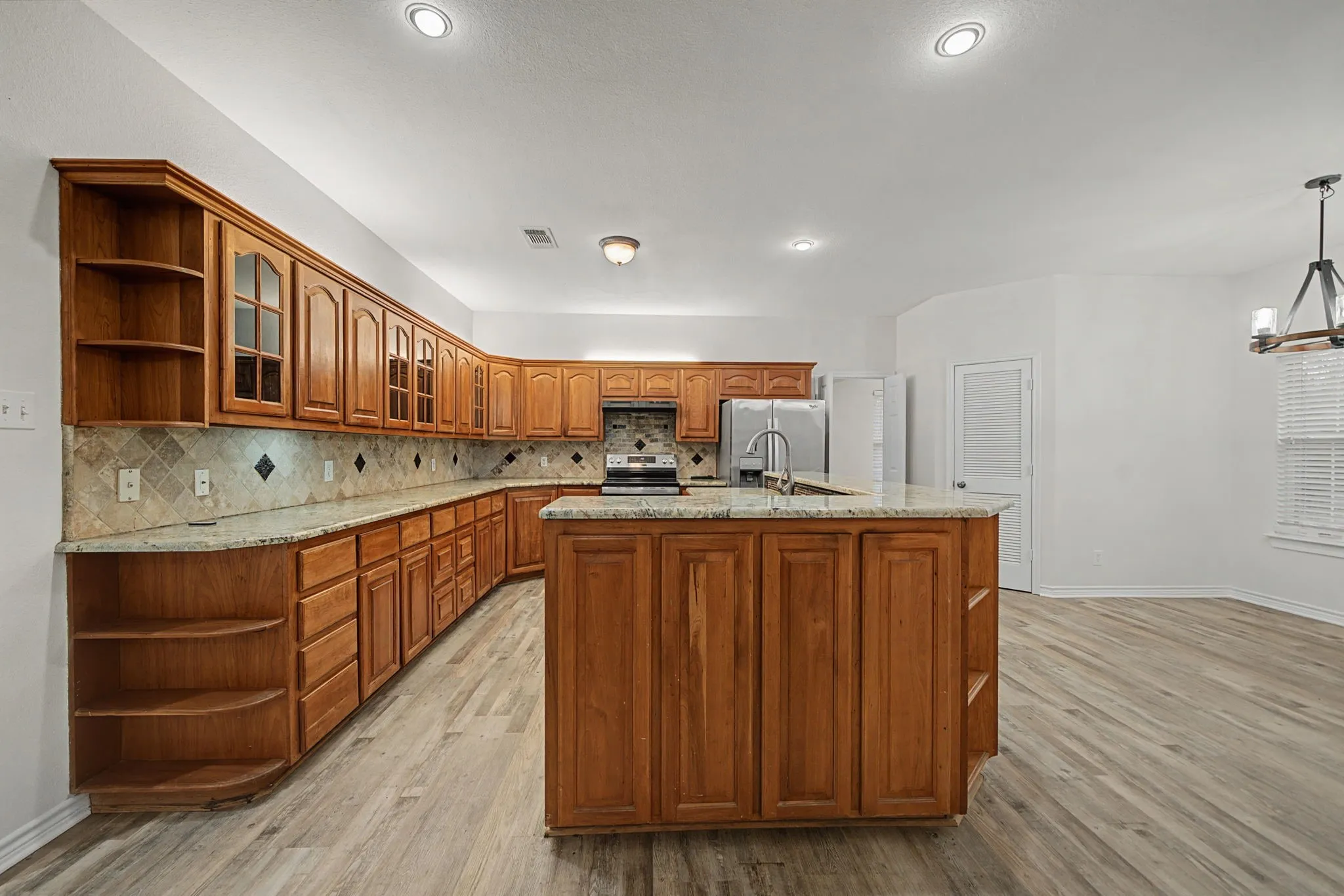 Single Family Residence For Sale in Hunt County , 3051 County Road 3312, Greenville, Texas 75402, 4 Bedroom, 3 Bathroom, 5 Garage spaces, 3,528 Sqft, built in 1996, Preowned, mls#21160030, Real Estate Agent in Greenville, Homes For Sale in Hunt county, Homes For Sale in Greenville, Realtor in Greenville Texas, Real Estate Brokerage Independent Realty Texas, Luminita Cordes Realtor