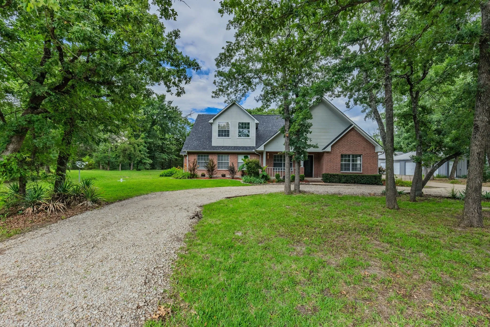 Single Family Residence For Sale in Hunt County , 3051 County Road 3312, Greenville, Texas 75402, 4 Bedroom, 3 Bathroom, 5 Garage spaces, 3,528 Sqft, built in 1996, Preowned, mls#21160030, Real Estate Agent in Greenville, Homes For Sale in Hunt county, Homes For Sale in Greenville, Realtor in Greenville Texas, Real Estate Brokerage Independent Realty Texas, Luminita Cordes Realtor