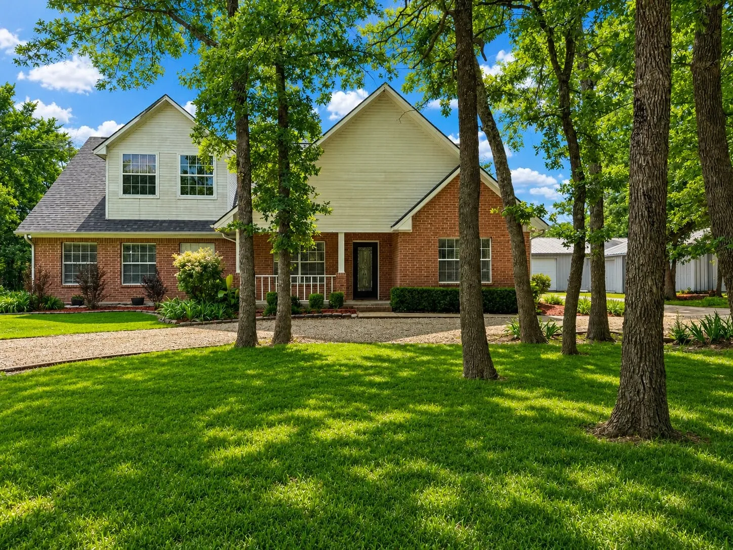 Single Family Residence For Sale in Hunt County , 3051 County Road 3312, Greenville, Texas 75402, 4 Bedroom, 3 Bathroom, 5 Garage spaces, 3,528 Sqft, built in 1996, Preowned, mls#21160030, Real Estate Agent in Greenville, Homes For Sale in Hunt county, Homes For Sale in Greenville, Realtor in Greenville Texas, Real Estate Brokerage Independent Realty Texas, Luminita Cordes Realtor