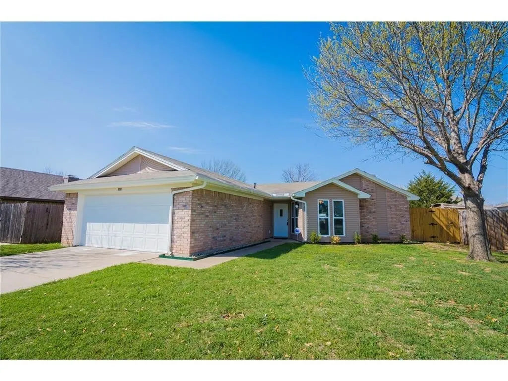Single Family Residence For Rent in Tarrant County , 1080 W Hills Terrace, Saginaw, Texas 76179, 3 Bedrooms, 2 Bathrooms, 2 Garage spaces, 1,617 Sqft, built in 1984, Preowned, Price $1,850, mls#21166373, Real Estate Agent in Saginaw, Homes For Rent in Tarrant county, Homes For Rent in Saginaw, Realtor in Saginaw Texas, Real Estate Brokerage Independent Realty Texas, Luminita Cordes Realtor