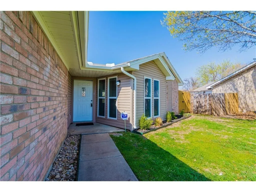 Single Family Residence For Rent in Tarrant County , 1080 W Hills Terrace, Saginaw, Texas 76179, 3 Bedrooms, 2 Bathrooms, 2 Garage spaces, 1,617 Sqft, built in 1984, Preowned, Price $1,850, mls#21166373, Real Estate Agent in Saginaw, Homes For Rent in Tarrant county, Homes For Rent in Saginaw, Realtor in Saginaw Texas, Real Estate Brokerage Independent Realty Texas, Luminita Cordes Realtor