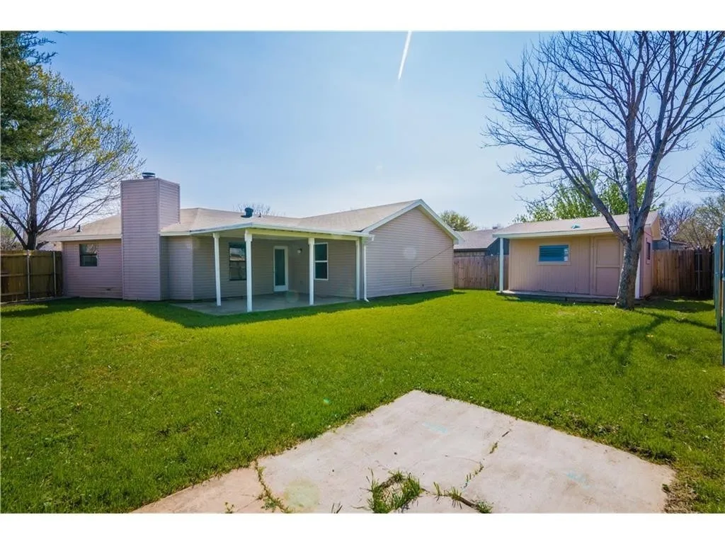 Single Family Residence For Rent in Tarrant County , 1080 W Hills Terrace, Saginaw, Texas 76179, 3 Bedrooms, 2 Bathrooms, 2 Garage spaces, 1,617 Sqft, built in 1984, Preowned, Price $1,850, mls#21166373, Real Estate Agent in Saginaw, Homes For Rent in Tarrant county, Homes For Rent in Saginaw, Realtor in Saginaw Texas, Real Estate Brokerage Independent Realty Texas, Luminita Cordes Realtor