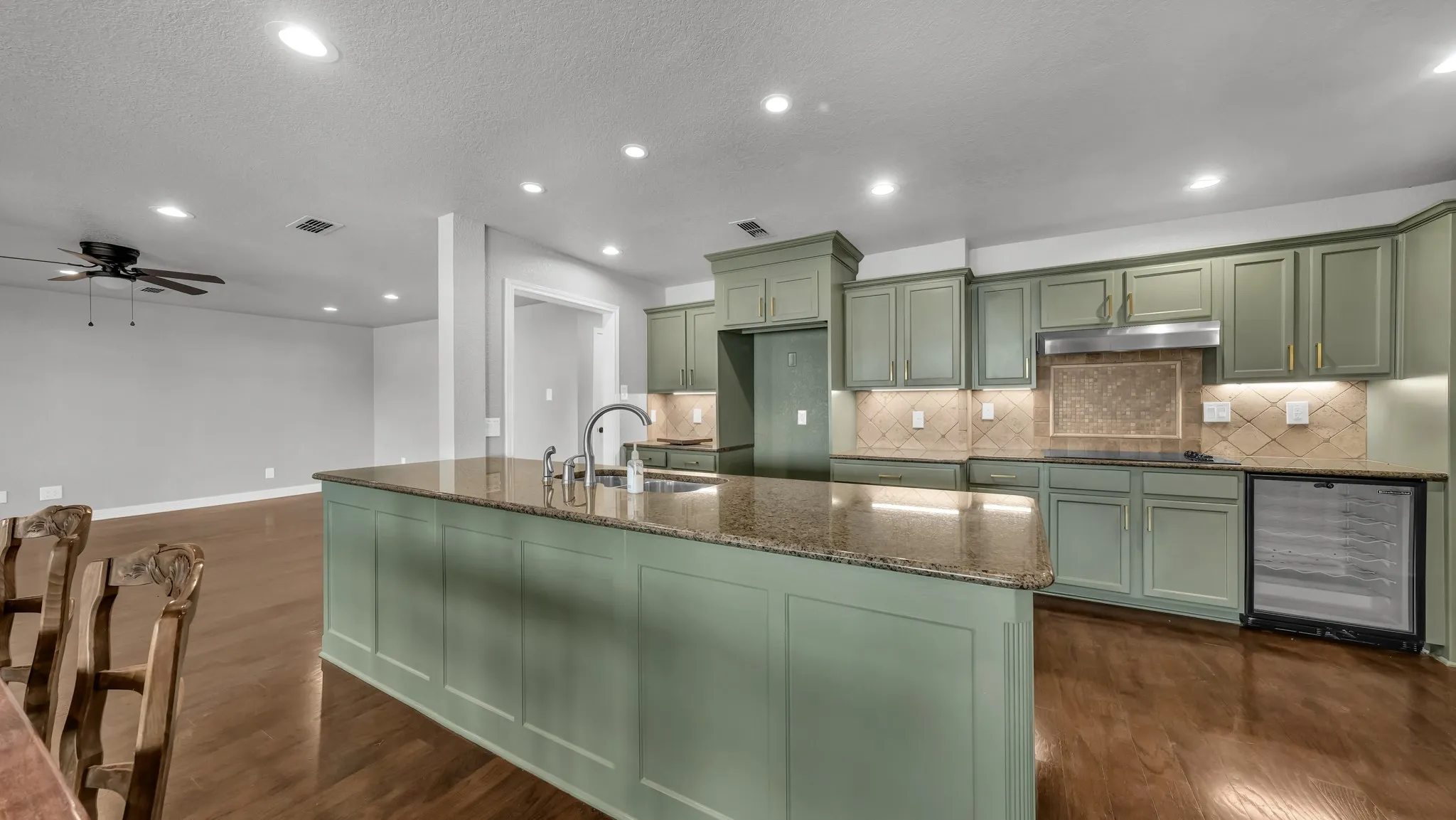 Single Family Residence For Sale in Parker County , 1004 W Lake Drive, Weatherford, Texas 76087, 2 Bedroom, 2 Bathroom, 2 Garage spaces, 1,590 Sqft, built in 0, Preowned, mls#21166190, Real Estate Agent in Weatherford, Homes For Sale in Parker county, Homes For Sale in Weatherford, Realtor in Weatherford Texas, Real Estate Brokerage Independent Realty Texas, Luminita Cordes Realtor