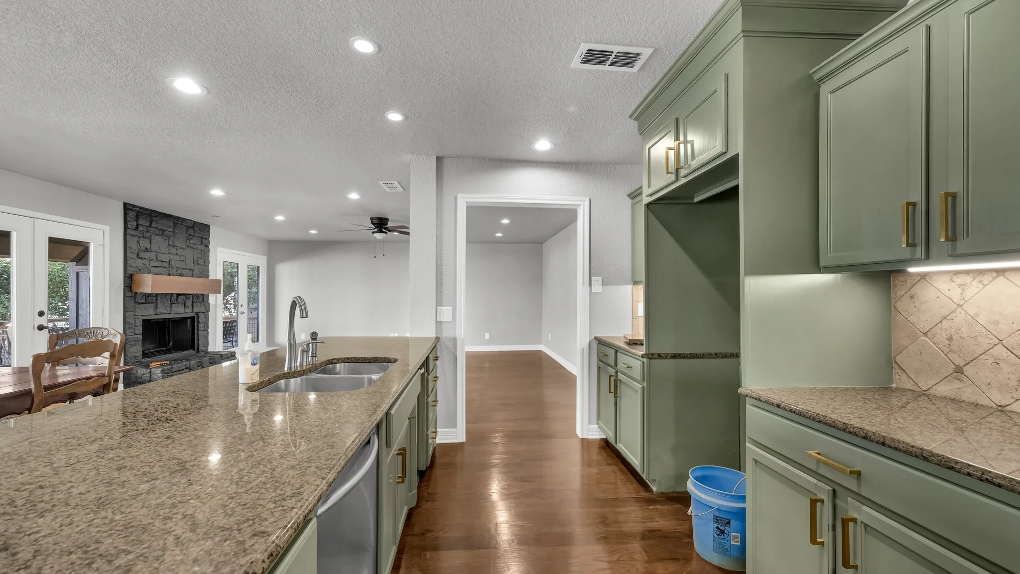 Single Family Residence For Sale in Parker County , 1004 W Lake Drive, Weatherford, Texas 76087, 2 Bedroom, 2 Bathroom, 2 Garage spaces, 1,590 Sqft, built in 0, Preowned, mls#21166190, Real Estate Agent in Weatherford, Homes For Sale in Parker county, Homes For Sale in Weatherford, Realtor in Weatherford Texas, Real Estate Brokerage Independent Realty Texas, Luminita Cordes Realtor