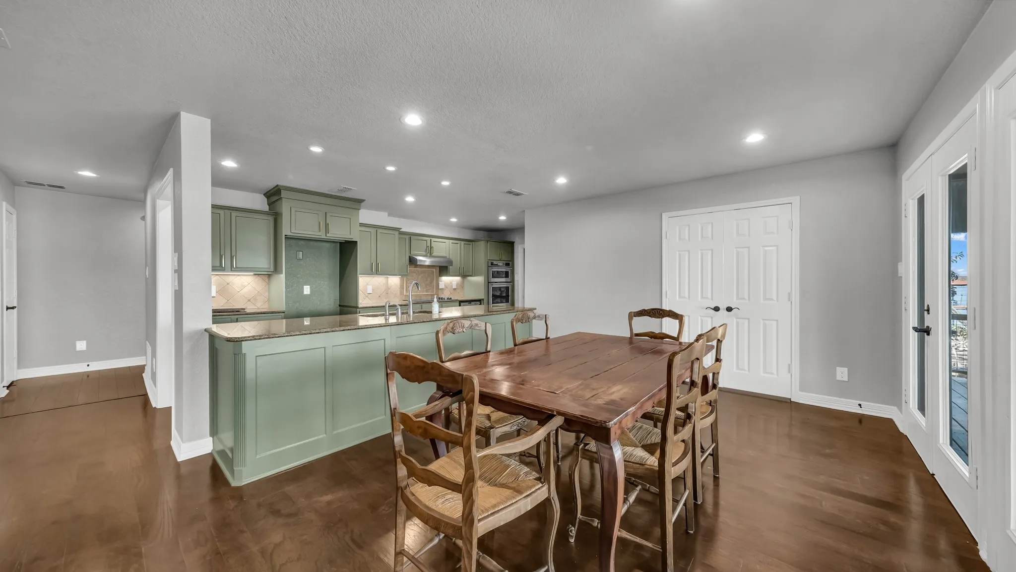 Single Family Residence For Sale in Parker County , 1004 W Lake Drive, Weatherford, Texas 76087, 2 Bedroom, 2 Bathroom, 2 Garage spaces, 1,590 Sqft, built in 0, Preowned, mls#21166190, Real Estate Agent in Weatherford, Homes For Sale in Parker county, Homes For Sale in Weatherford, Realtor in Weatherford Texas, Real Estate Brokerage Independent Realty Texas, Luminita Cordes Realtor
