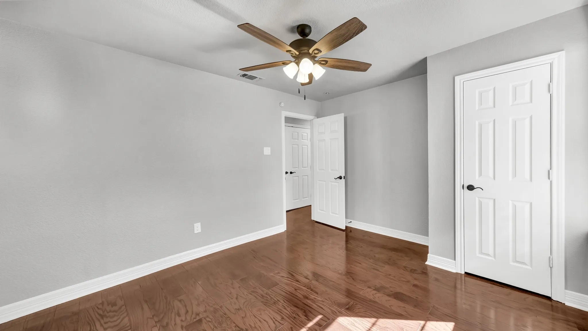 Single Family Residence For Sale in Parker County , 1004 W Lake Drive, Weatherford, Texas 76087, 2 Bedroom, 2 Bathroom, 2 Garage spaces, 1,590 Sqft, built in 0, Preowned, mls#21166190, Real Estate Agent in Weatherford, Homes For Sale in Parker county, Homes For Sale in Weatherford, Realtor in Weatherford Texas, Real Estate Brokerage Independent Realty Texas, Luminita Cordes Realtor