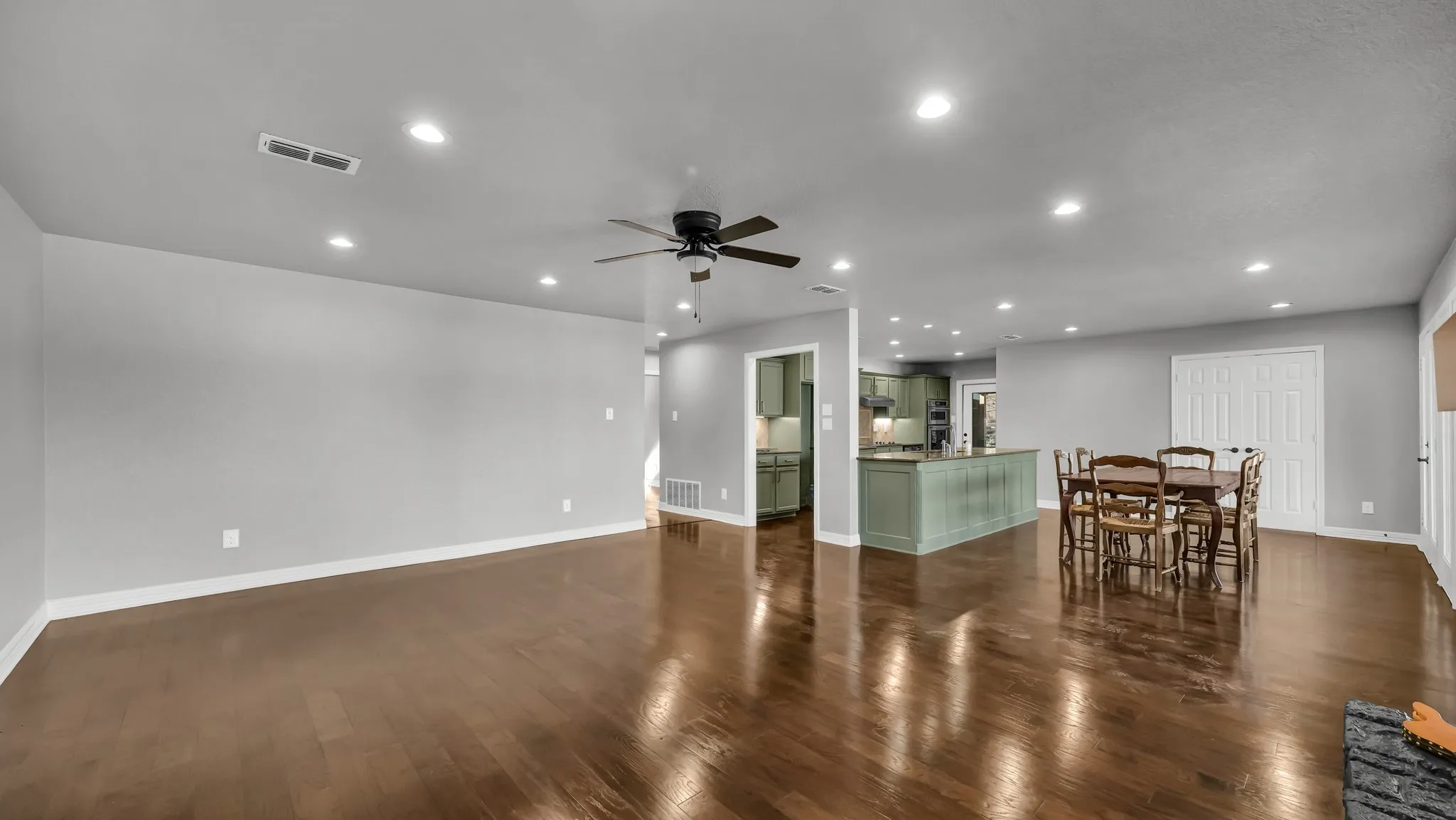 Single Family Residence For Sale in Parker County , 1004 W Lake Drive, Weatherford, Texas 76087, 2 Bedroom, 2 Bathroom, 2 Garage spaces, 1,590 Sqft, built in 0, Preowned, mls#21166190, Real Estate Agent in Weatherford, Homes For Sale in Parker county, Homes For Sale in Weatherford, Realtor in Weatherford Texas, Real Estate Brokerage Independent Realty Texas, Luminita Cordes Realtor