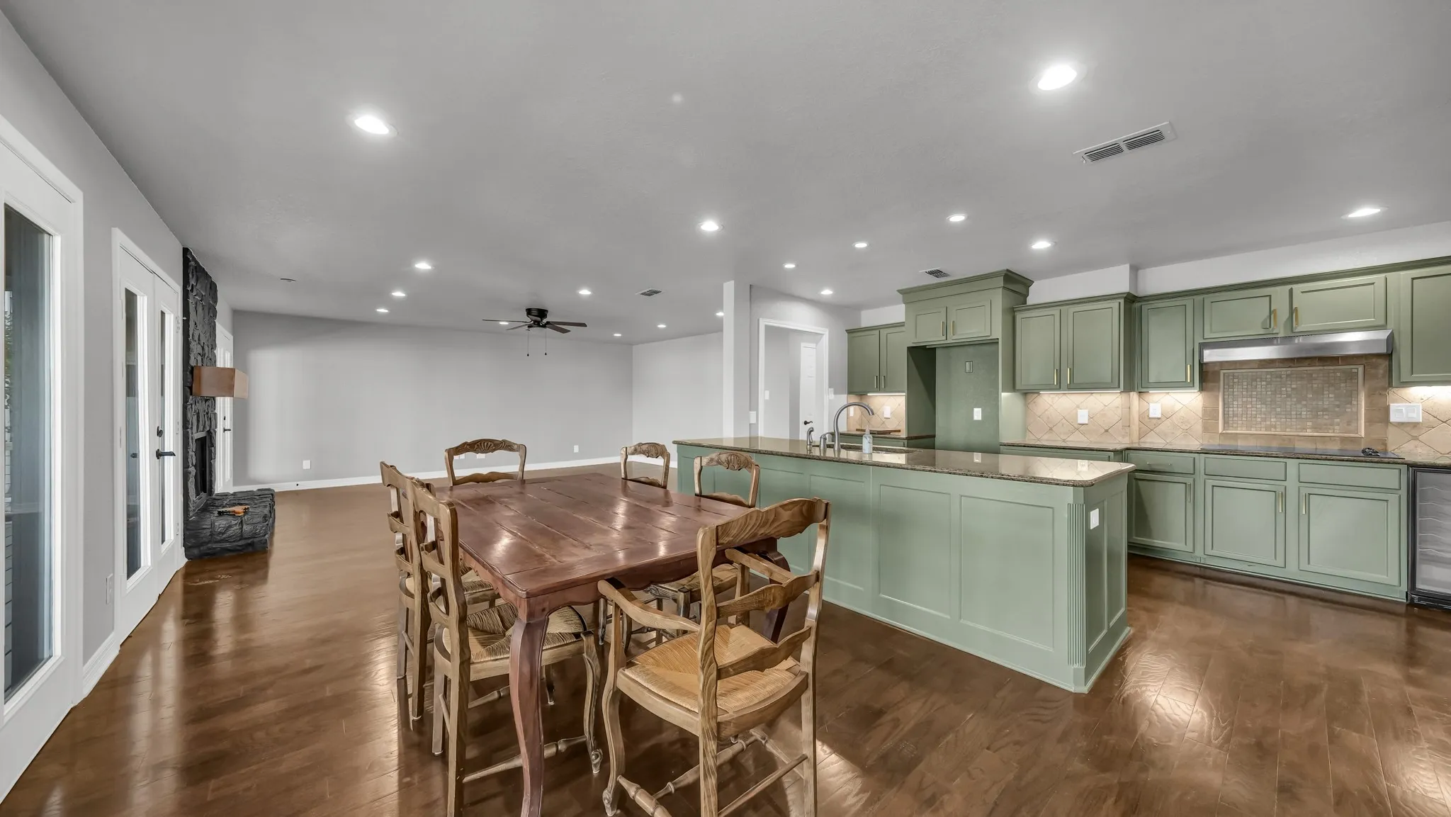 Single Family Residence For Sale in Parker County , 1004 W Lake Drive, Weatherford, Texas 76087, 2 Bedroom, 2 Bathroom, 2 Garage spaces, 1,590 Sqft, built in 0, Preowned, mls#21166190, Real Estate Agent in Weatherford, Homes For Sale in Parker county, Homes For Sale in Weatherford, Realtor in Weatherford Texas, Real Estate Brokerage Independent Realty Texas, Luminita Cordes Realtor