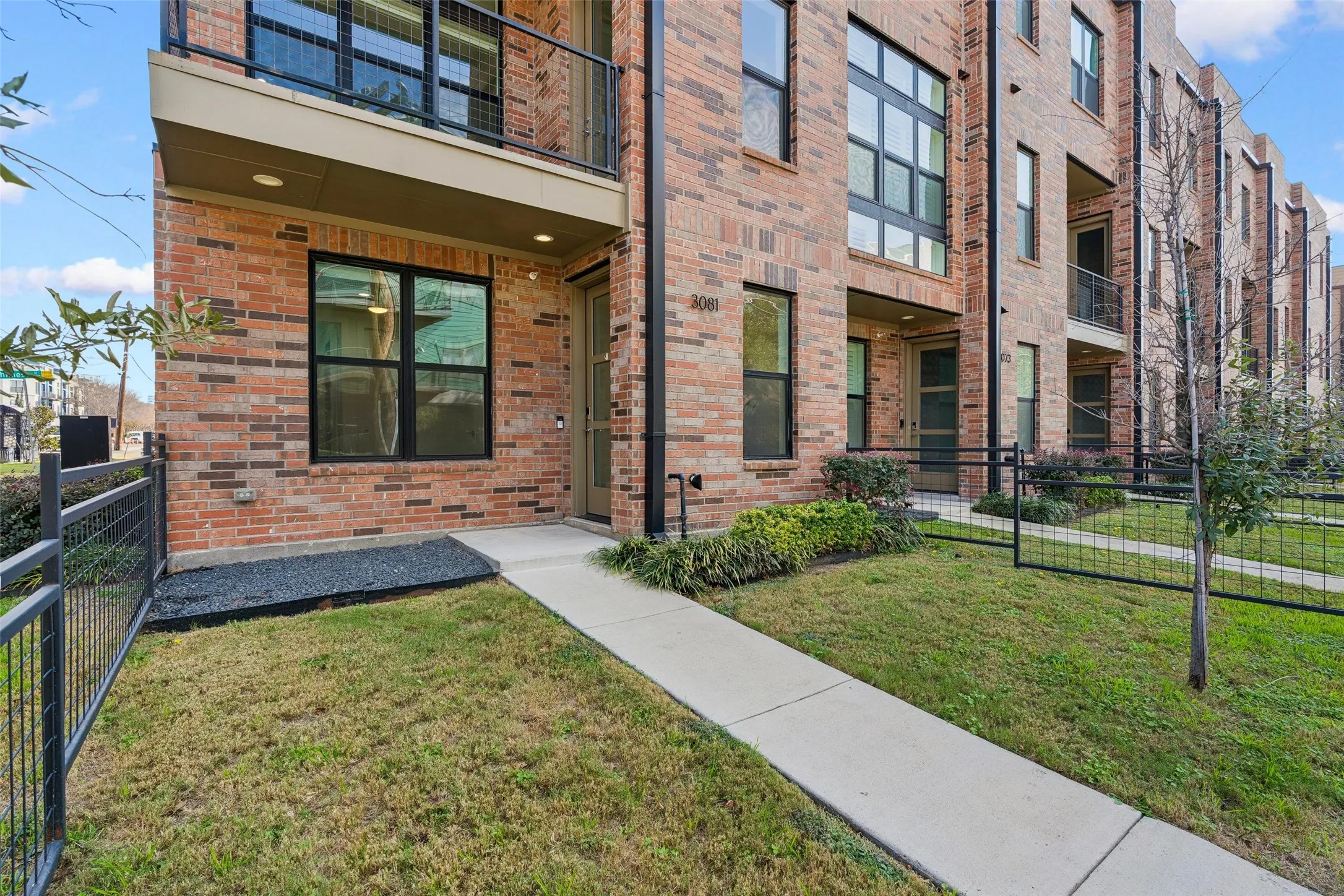 Townhouse For Sale in Dallas County , 3081 Chimes Street, Dallas, Texas 75219, 4 Bedroom, 5 Bathroom, 2 Garage spaces, 2,871 Sqft, built in 2020, Preowned, mls#21165538, Real Estate Agent in Dallas, Homes For Sale in Dallas county, Homes For Sale in Dallas, Realtor in Dallas Texas, Real Estate Brokerage Independent Realty Texas, Luminita Cordes Realtor