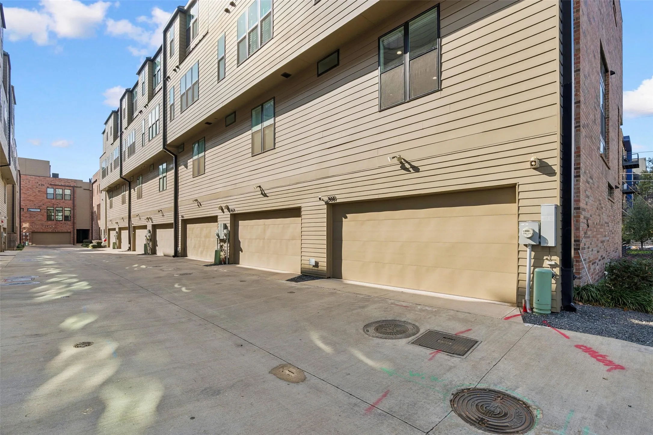 Townhouse For Sale in Dallas County , 3081 Chimes Street, Dallas, Texas 75219, 4 Bedroom, 5 Bathroom, 2 Garage spaces, 2,871 Sqft, built in 2020, Preowned, mls#21165538, Real Estate Agent in Dallas, Homes For Sale in Dallas county, Homes For Sale in Dallas, Realtor in Dallas Texas, Real Estate Brokerage Independent Realty Texas, Luminita Cordes Realtor
