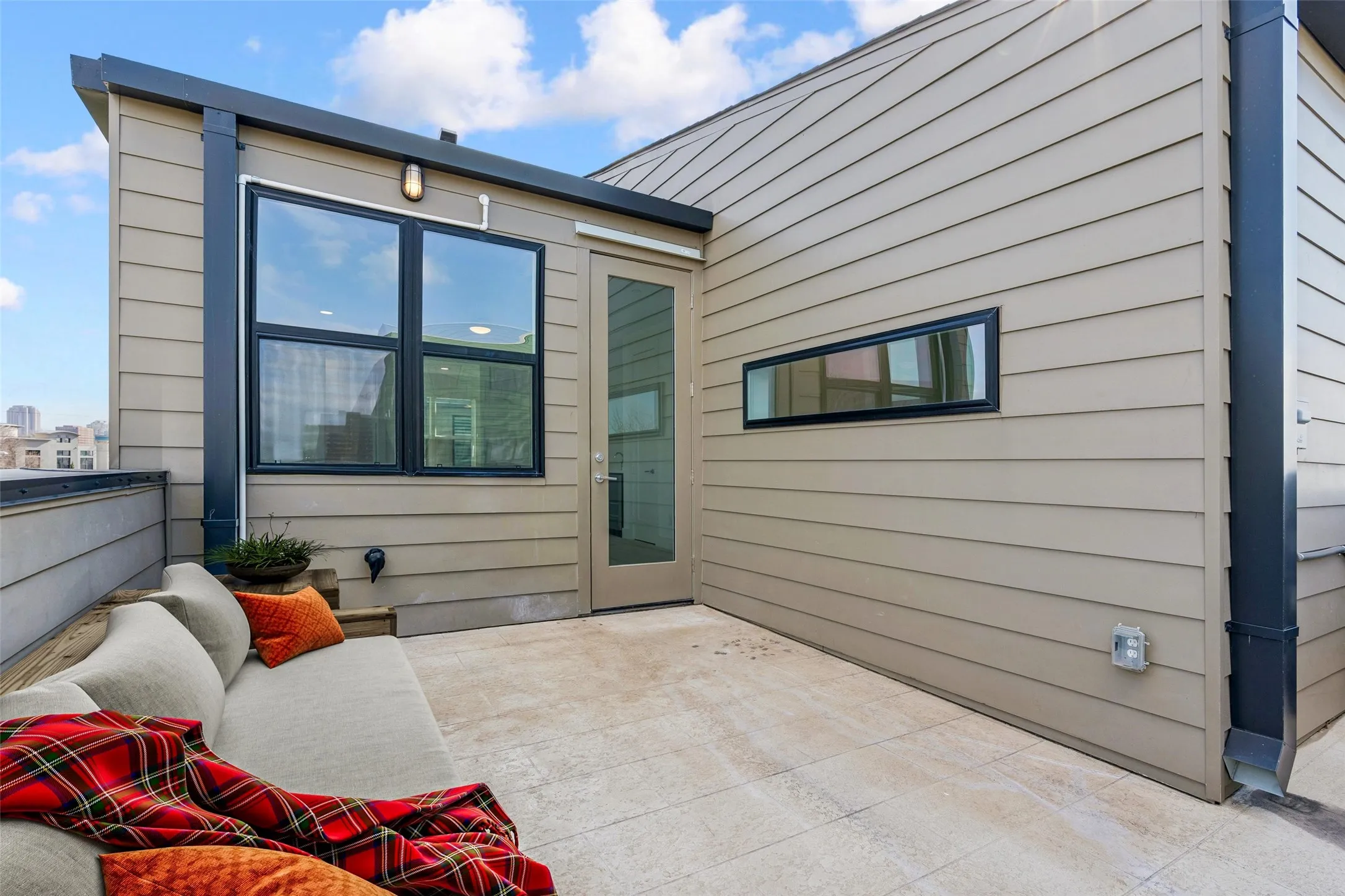 Townhouse For Sale in Dallas County , 3081 Chimes Street, Dallas, Texas 75219, 4 Bedroom, 5 Bathroom, 2 Garage spaces, 2,871 Sqft, built in 2020, Preowned, mls#21165538, Real Estate Agent in Dallas, Homes For Sale in Dallas county, Homes For Sale in Dallas, Realtor in Dallas Texas, Real Estate Brokerage Independent Realty Texas, Luminita Cordes Realtor