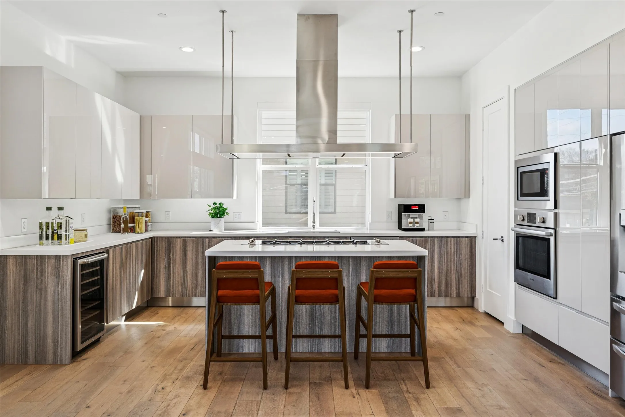 Townhouse For Sale in Dallas County , 3081 Chimes Street, Dallas, Texas 75219, 4 Bedroom, 5 Bathroom, 2 Garage spaces, 2,871 Sqft, built in 2020, Preowned, mls#21165538, Real Estate Agent in Dallas, Homes For Sale in Dallas county, Homes For Sale in Dallas, Realtor in Dallas Texas, Real Estate Brokerage Independent Realty Texas, Luminita Cordes Realtor
