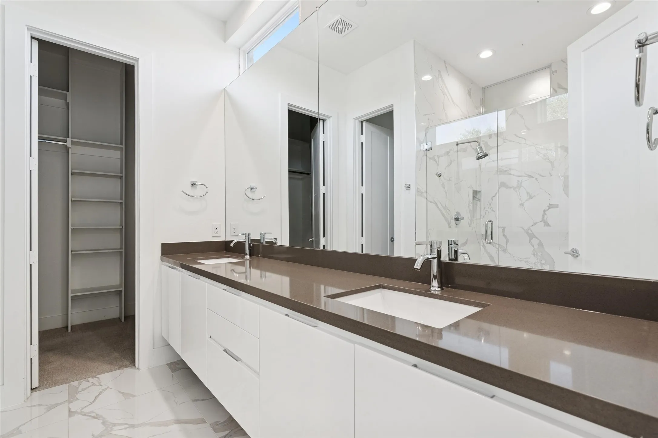 Townhouse For Sale in Dallas County , 3081 Chimes Street, Dallas, Texas 75219, 4 Bedroom, 5 Bathroom, 2 Garage spaces, 2,871 Sqft, built in 2020, Preowned, mls#21165538, Real Estate Agent in Dallas, Homes For Sale in Dallas county, Homes For Sale in Dallas, Realtor in Dallas Texas, Real Estate Brokerage Independent Realty Texas, Luminita Cordes Realtor