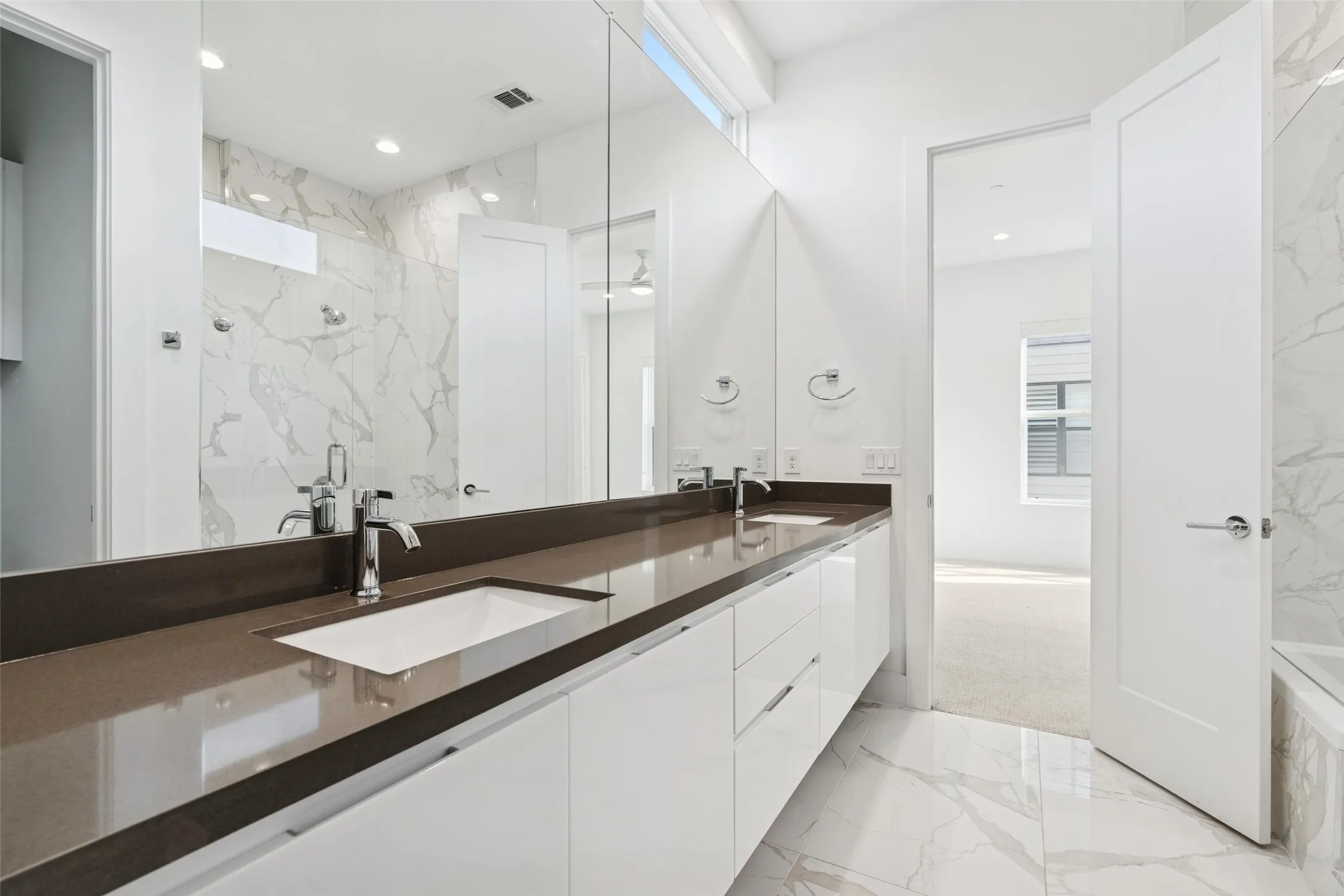 Townhouse For Sale in Dallas County , 3081 Chimes Street, Dallas, Texas 75219, 4 Bedroom, 5 Bathroom, 2 Garage spaces, 2,871 Sqft, built in 2020, Preowned, mls#21165538, Real Estate Agent in Dallas, Homes For Sale in Dallas county, Homes For Sale in Dallas, Realtor in Dallas Texas, Real Estate Brokerage Independent Realty Texas, Luminita Cordes Realtor