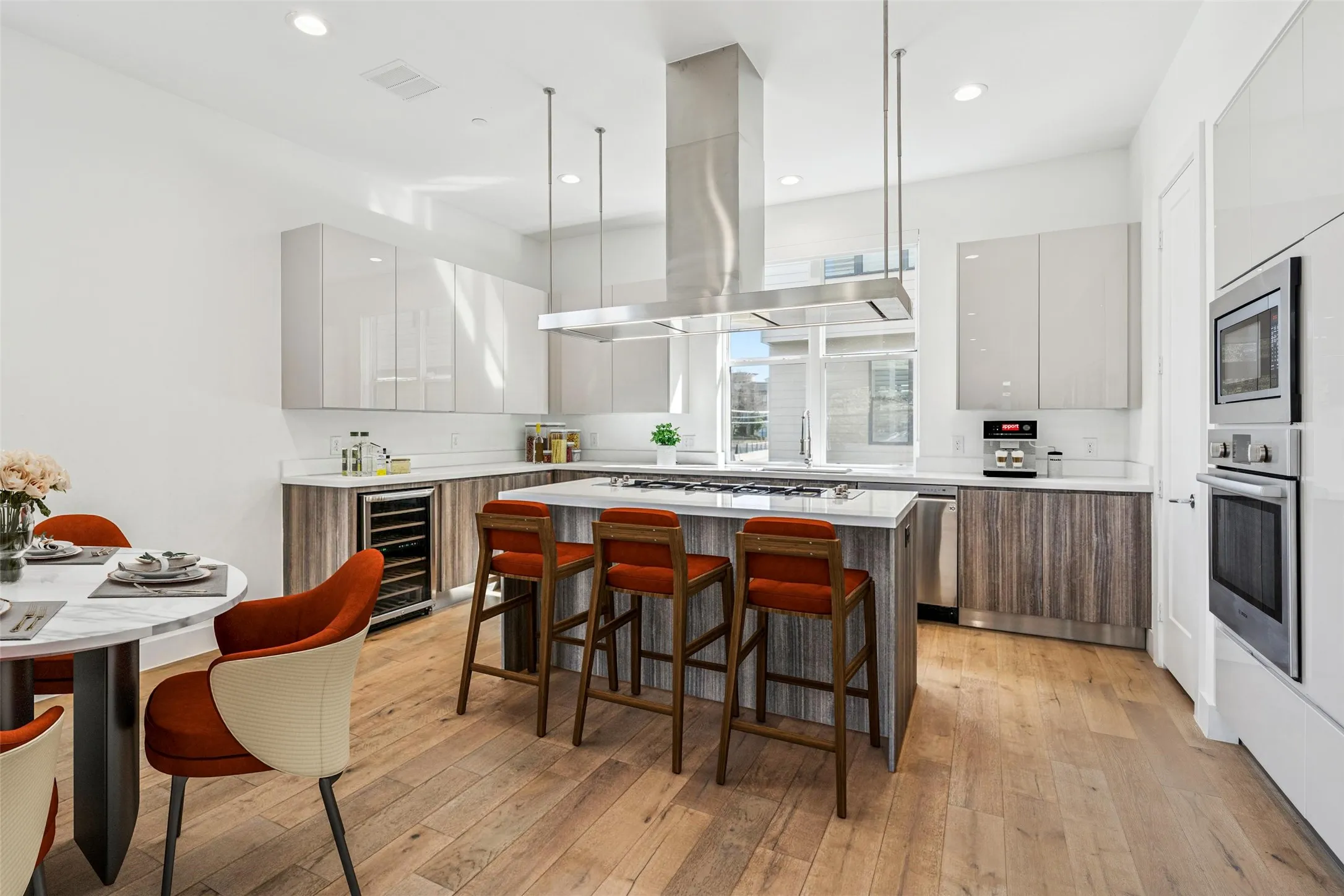 Townhouse For Sale in Dallas County , 3081 Chimes Street, Dallas, Texas 75219, 4 Bedroom, 5 Bathroom, 2 Garage spaces, 2,871 Sqft, built in 2020, Preowned, mls#21165538, Real Estate Agent in Dallas, Homes For Sale in Dallas county, Homes For Sale in Dallas, Realtor in Dallas Texas, Real Estate Brokerage Independent Realty Texas, Luminita Cordes Realtor