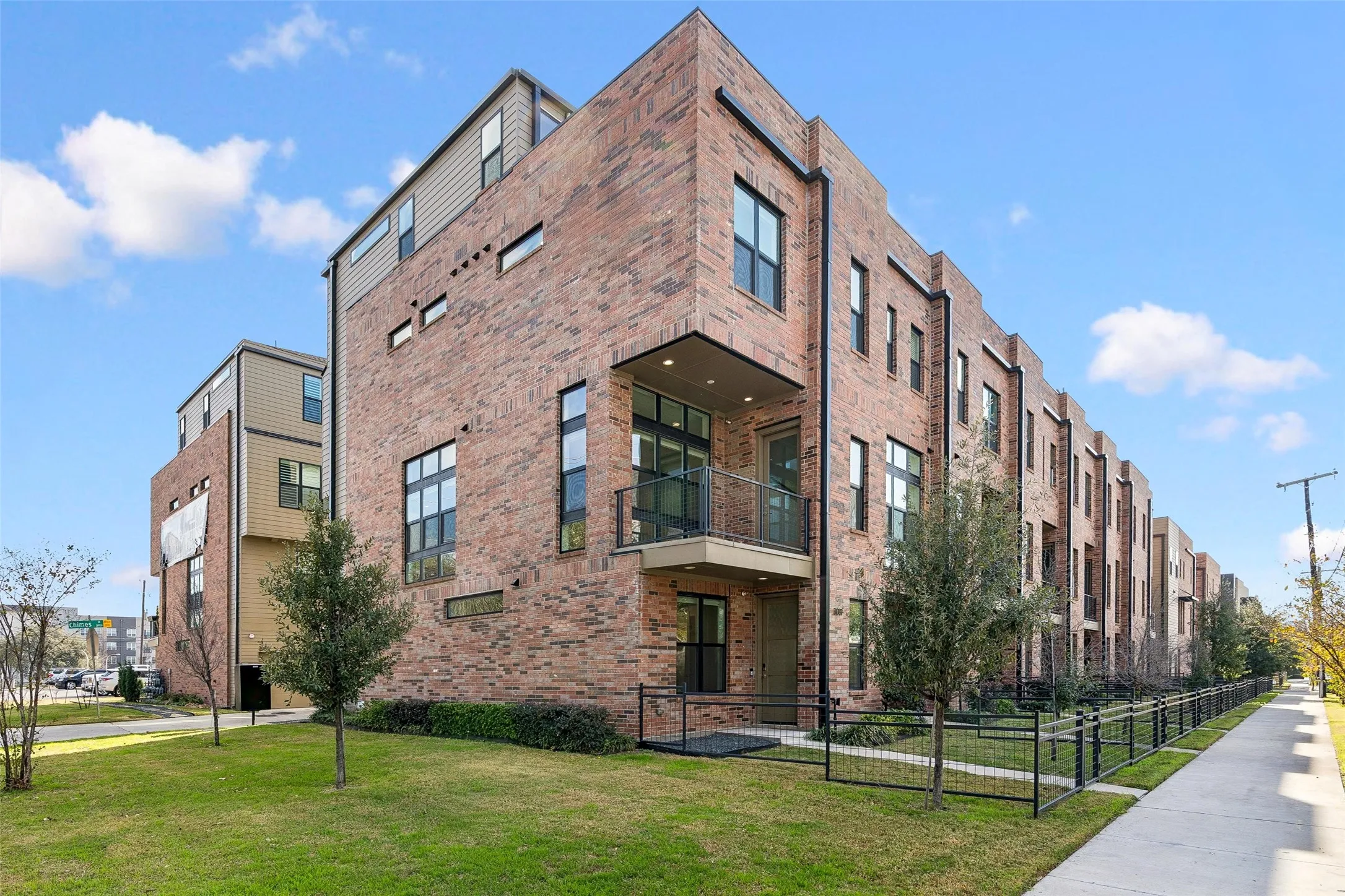 Townhouse For Sale in Dallas County , 3081 Chimes Street, Dallas, Texas 75219, 4 Bedroom, 5 Bathroom, 2 Garage spaces, 2,871 Sqft, built in 2020, Preowned, mls#21165538, Real Estate Agent in Dallas, Homes For Sale in Dallas county, Homes For Sale in Dallas, Realtor in Dallas Texas, Real Estate Brokerage Independent Realty Texas, Luminita Cordes Realtor