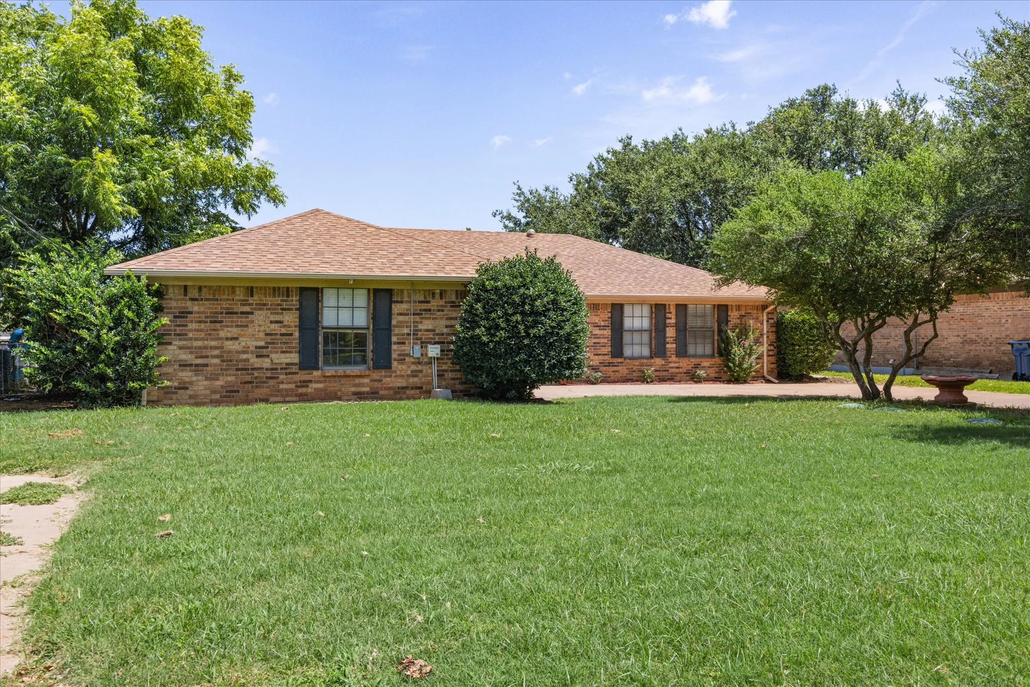 Single Family Residence For Sale in Hood County , 706 Tahiti Drive, Granbury, Texas 76048, 3 Bedroom, 2 Bathroom, 2 Garage spaces, 1,620 Sqft, built in 1985, Preowned, mls#21166445, Real Estate Agent in Granbury, Homes For Sale in Hood county, Homes For Sale in Granbury, Realtor in Granbury Texas, Real Estate Brokerage Independent Realty Texas, Luminita Cordes Realtor