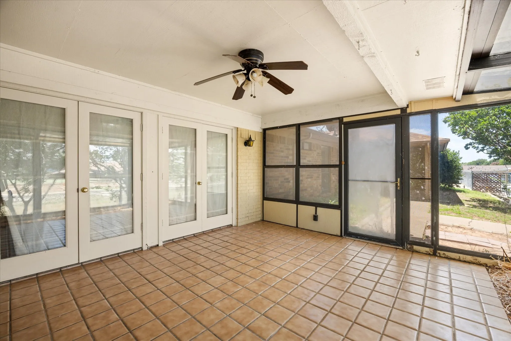 Single Family Residence For Sale in Hood County , 706 Tahiti Drive, Granbury, Texas 76048, 3 Bedroom, 2 Bathroom, 2 Garage spaces, 1,620 Sqft, built in 1985, Preowned, mls#21166445, Real Estate Agent in Granbury, Homes For Sale in Hood county, Homes For Sale in Granbury, Realtor in Granbury Texas, Real Estate Brokerage Independent Realty Texas, Luminita Cordes Realtor