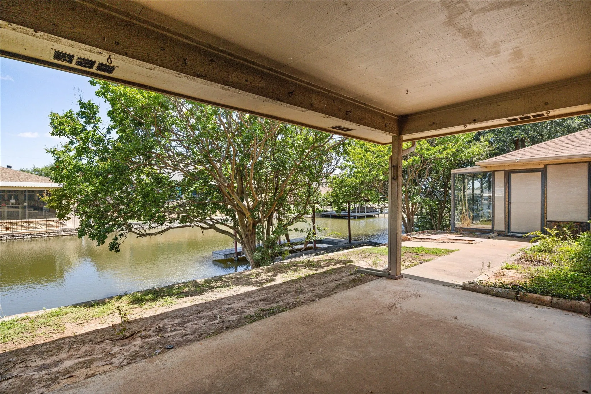Single Family Residence For Sale in Hood County , 706 Tahiti Drive, Granbury, Texas 76048, 3 Bedroom, 2 Bathroom, 2 Garage spaces, 1,620 Sqft, built in 1985, Preowned, mls#21166445, Real Estate Agent in Granbury, Homes For Sale in Hood county, Homes For Sale in Granbury, Realtor in Granbury Texas, Real Estate Brokerage Independent Realty Texas, Luminita Cordes Realtor