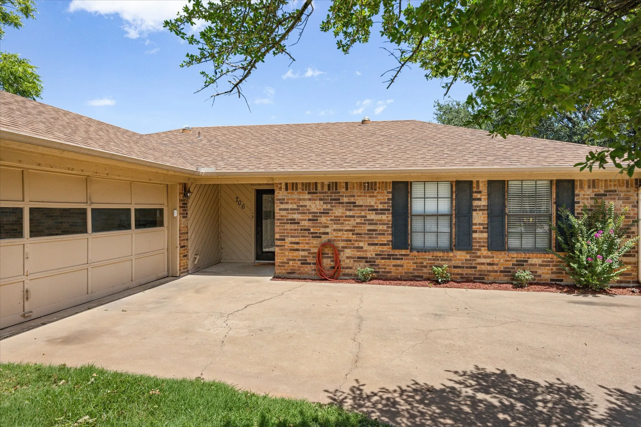 Single Family Residence For Sale in Hood County , 706 Tahiti Drive, Granbury, Texas 76048, 3 Bedroom, 2 Bathroom, 2 Garage spaces, 1,620 Sqft, built in 1985, Preowned, mls#21166445, Real Estate Agent in Granbury, Homes For Sale in Hood county, Homes For Sale in Granbury, Realtor in Granbury Texas, Real Estate Brokerage Independent Realty Texas, Luminita Cordes Realtor