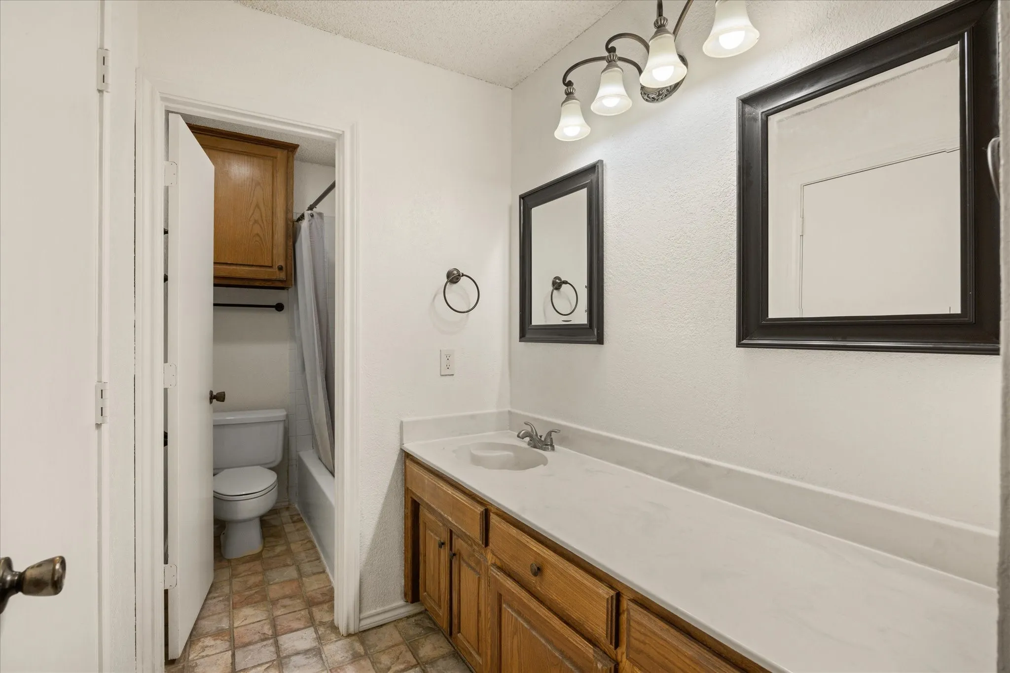 Single Family Residence For Sale in Hood County , 706 Tahiti Drive, Granbury, Texas 76048, 3 Bedroom, 2 Bathroom, 2 Garage spaces, 1,620 Sqft, built in 1985, Preowned, mls#21166445, Real Estate Agent in Granbury, Homes For Sale in Hood county, Homes For Sale in Granbury, Realtor in Granbury Texas, Real Estate Brokerage Independent Realty Texas, Luminita Cordes Realtor