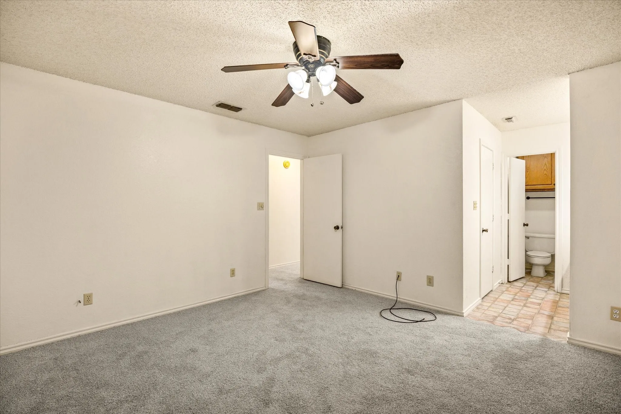 Single Family Residence For Sale in Hood County , 706 Tahiti Drive, Granbury, Texas 76048, 3 Bedroom, 2 Bathroom, 2 Garage spaces, 1,620 Sqft, built in 1985, Preowned, mls#21166445, Real Estate Agent in Granbury, Homes For Sale in Hood county, Homes For Sale in Granbury, Realtor in Granbury Texas, Real Estate Brokerage Independent Realty Texas, Luminita Cordes Realtor