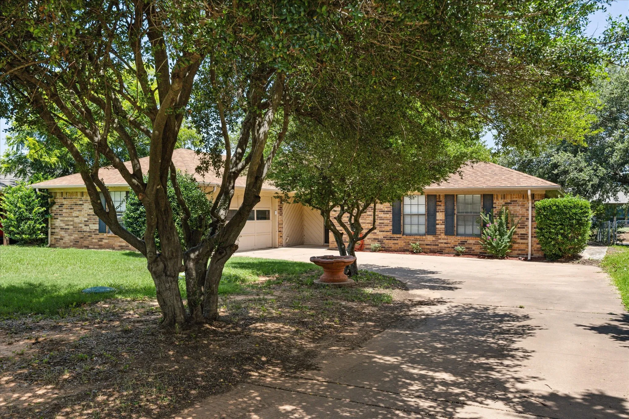 Single Family Residence For Sale in Hood County , 706 Tahiti Drive, Granbury, Texas 76048, 3 Bedroom, 2 Bathroom, 2 Garage spaces, 1,620 Sqft, built in 1985, Preowned, mls#21166445, Real Estate Agent in Granbury, Homes For Sale in Hood county, Homes For Sale in Granbury, Realtor in Granbury Texas, Real Estate Brokerage Independent Realty Texas, Luminita Cordes Realtor