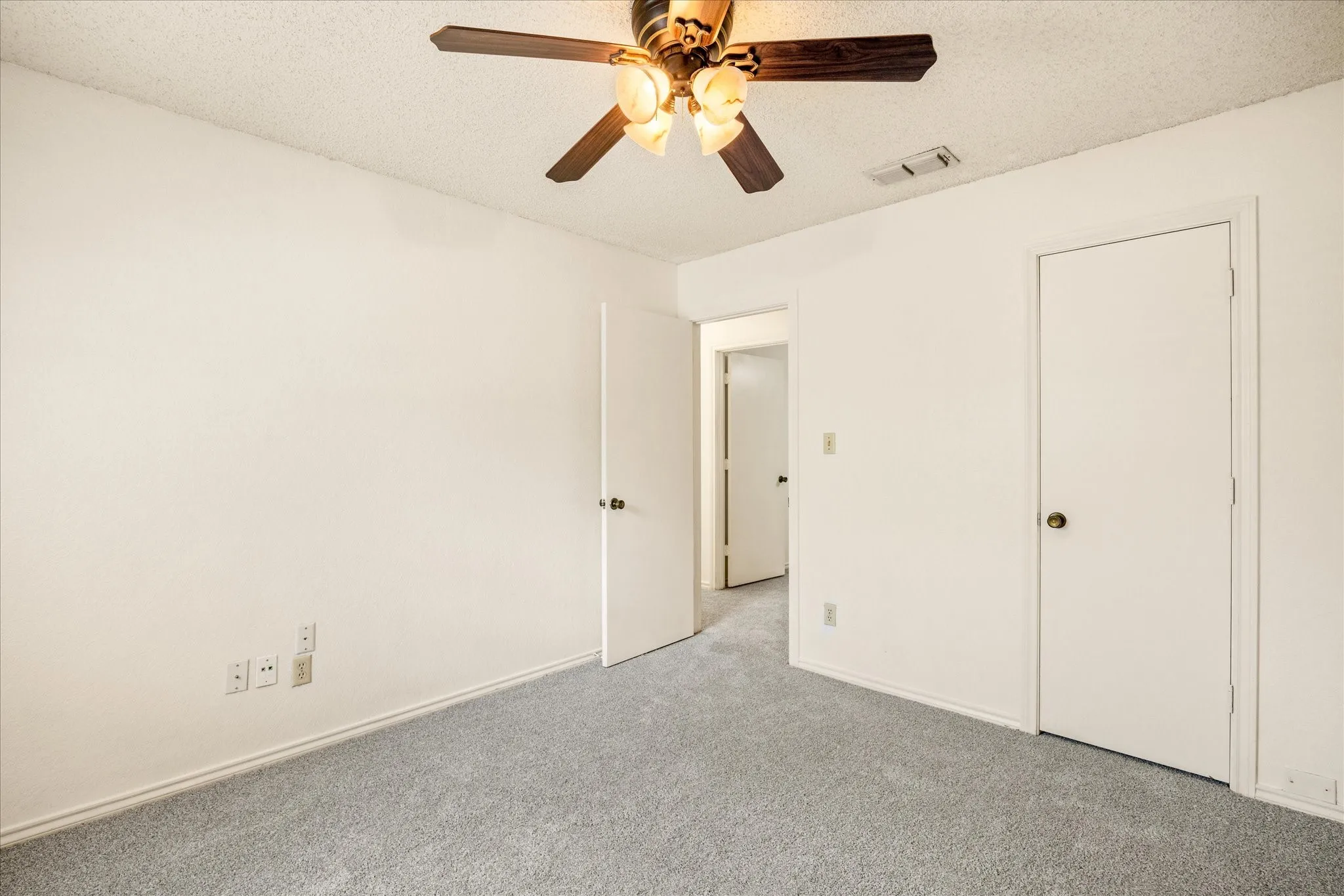 Single Family Residence For Sale in Hood County , 706 Tahiti Drive, Granbury, Texas 76048, 3 Bedroom, 2 Bathroom, 2 Garage spaces, 1,620 Sqft, built in 1985, Preowned, mls#21166445, Real Estate Agent in Granbury, Homes For Sale in Hood county, Homes For Sale in Granbury, Realtor in Granbury Texas, Real Estate Brokerage Independent Realty Texas, Luminita Cordes Realtor