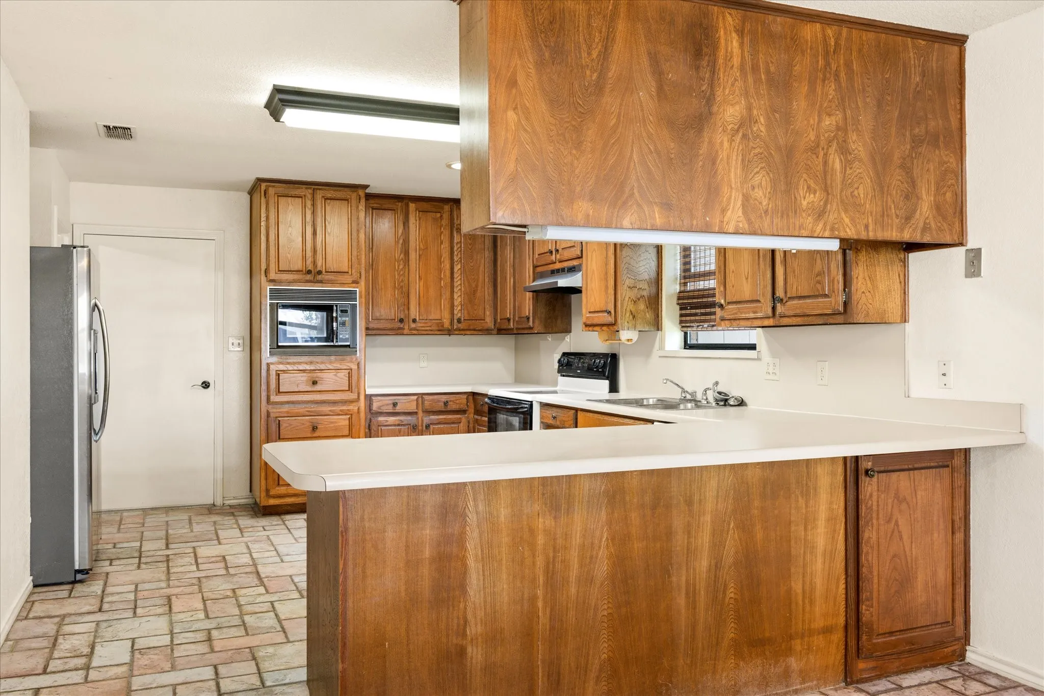 Single Family Residence For Sale in Hood County , 706 Tahiti Drive, Granbury, Texas 76048, 3 Bedroom, 2 Bathroom, 2 Garage spaces, 1,620 Sqft, built in 1985, Preowned, mls#21166445, Real Estate Agent in Granbury, Homes For Sale in Hood county, Homes For Sale in Granbury, Realtor in Granbury Texas, Real Estate Brokerage Independent Realty Texas, Luminita Cordes Realtor