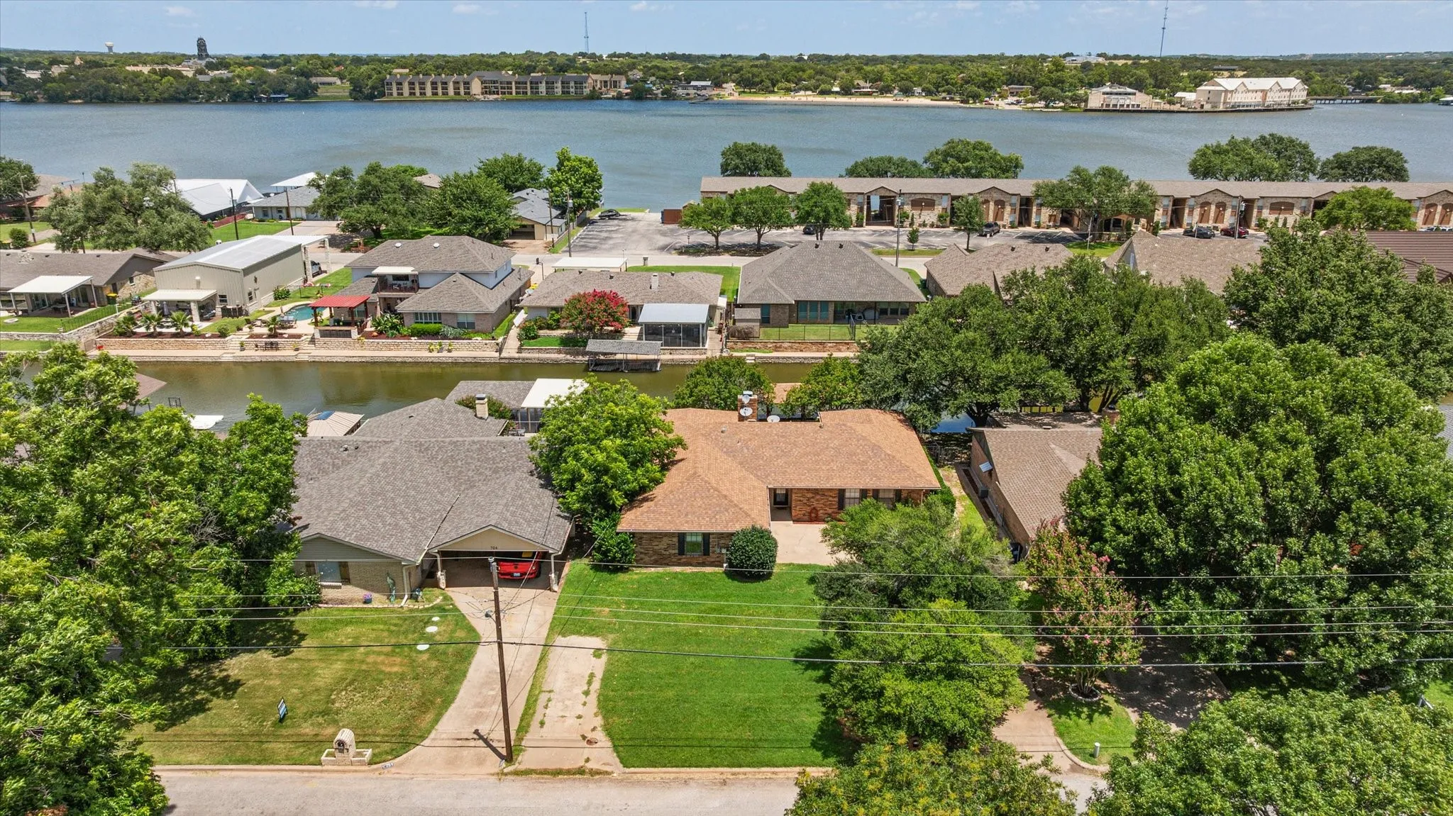 Single Family Residence For Sale in Hood County , 706 Tahiti Drive, Granbury, Texas 76048, 3 Bedroom, 2 Bathroom, 2 Garage spaces, 1,620 Sqft, built in 1985, Preowned, mls#21166445, Real Estate Agent in Granbury, Homes For Sale in Hood county, Homes For Sale in Granbury, Realtor in Granbury Texas, Real Estate Brokerage Independent Realty Texas, Luminita Cordes Realtor