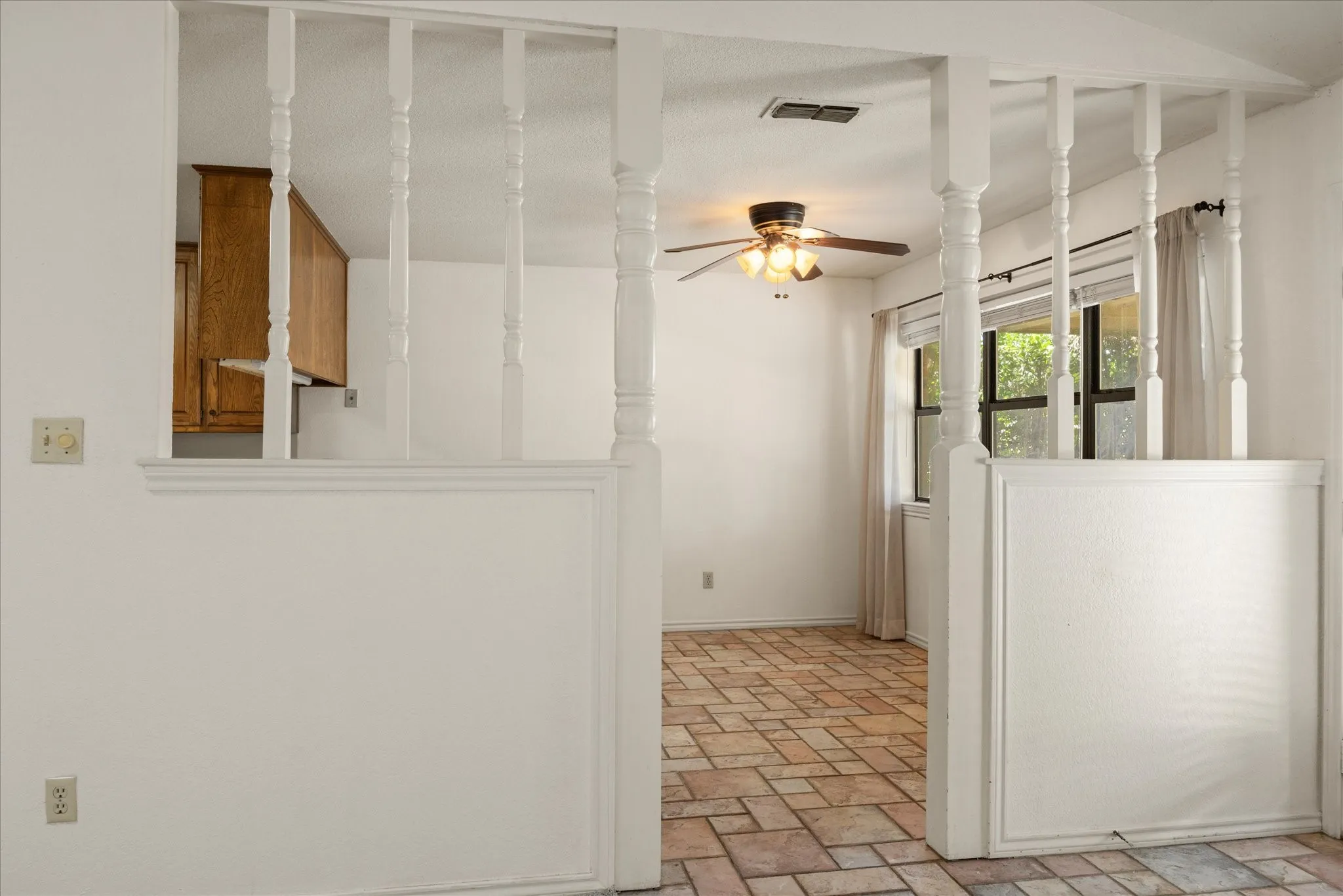 Single Family Residence For Sale in Hood County , 706 Tahiti Drive, Granbury, Texas 76048, 3 Bedroom, 2 Bathroom, 2 Garage spaces, 1,620 Sqft, built in 1985, Preowned, mls#21166445, Real Estate Agent in Granbury, Homes For Sale in Hood county, Homes For Sale in Granbury, Realtor in Granbury Texas, Real Estate Brokerage Independent Realty Texas, Luminita Cordes Realtor