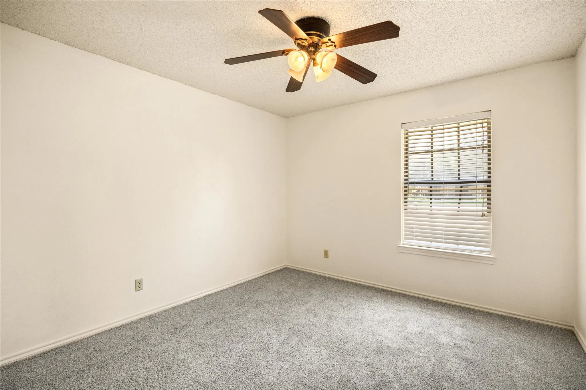 Single Family Residence For Sale in Hood County , 706 Tahiti Drive, Granbury, Texas 76048, 3 Bedroom, 2 Bathroom, 2 Garage spaces, 1,620 Sqft, built in 1985, Preowned, mls#21166445, Real Estate Agent in Granbury, Homes For Sale in Hood county, Homes For Sale in Granbury, Realtor in Granbury Texas, Real Estate Brokerage Independent Realty Texas, Luminita Cordes Realtor