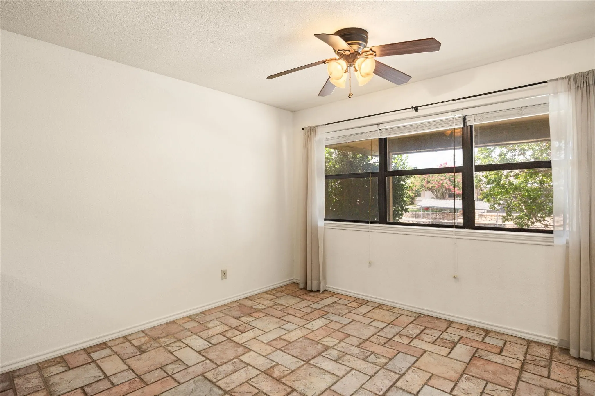 Single Family Residence For Sale in Hood County , 706 Tahiti Drive, Granbury, Texas 76048, 3 Bedroom, 2 Bathroom, 2 Garage spaces, 1,620 Sqft, built in 1985, Preowned, mls#21166445, Real Estate Agent in Granbury, Homes For Sale in Hood county, Homes For Sale in Granbury, Realtor in Granbury Texas, Real Estate Brokerage Independent Realty Texas, Luminita Cordes Realtor