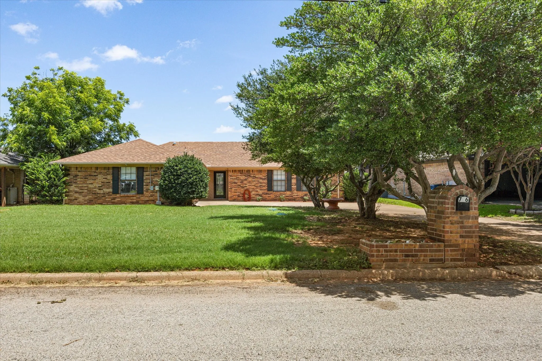 Single Family Residence For Sale in Hood County , 706 Tahiti Drive, Granbury, Texas 76048, 3 Bedroom, 2 Bathroom, 2 Garage spaces, 1,620 Sqft, built in 1985, Preowned, mls#21166445, Real Estate Agent in Granbury, Homes For Sale in Hood county, Homes For Sale in Granbury, Realtor in Granbury Texas, Real Estate Brokerage Independent Realty Texas, Luminita Cordes Realtor