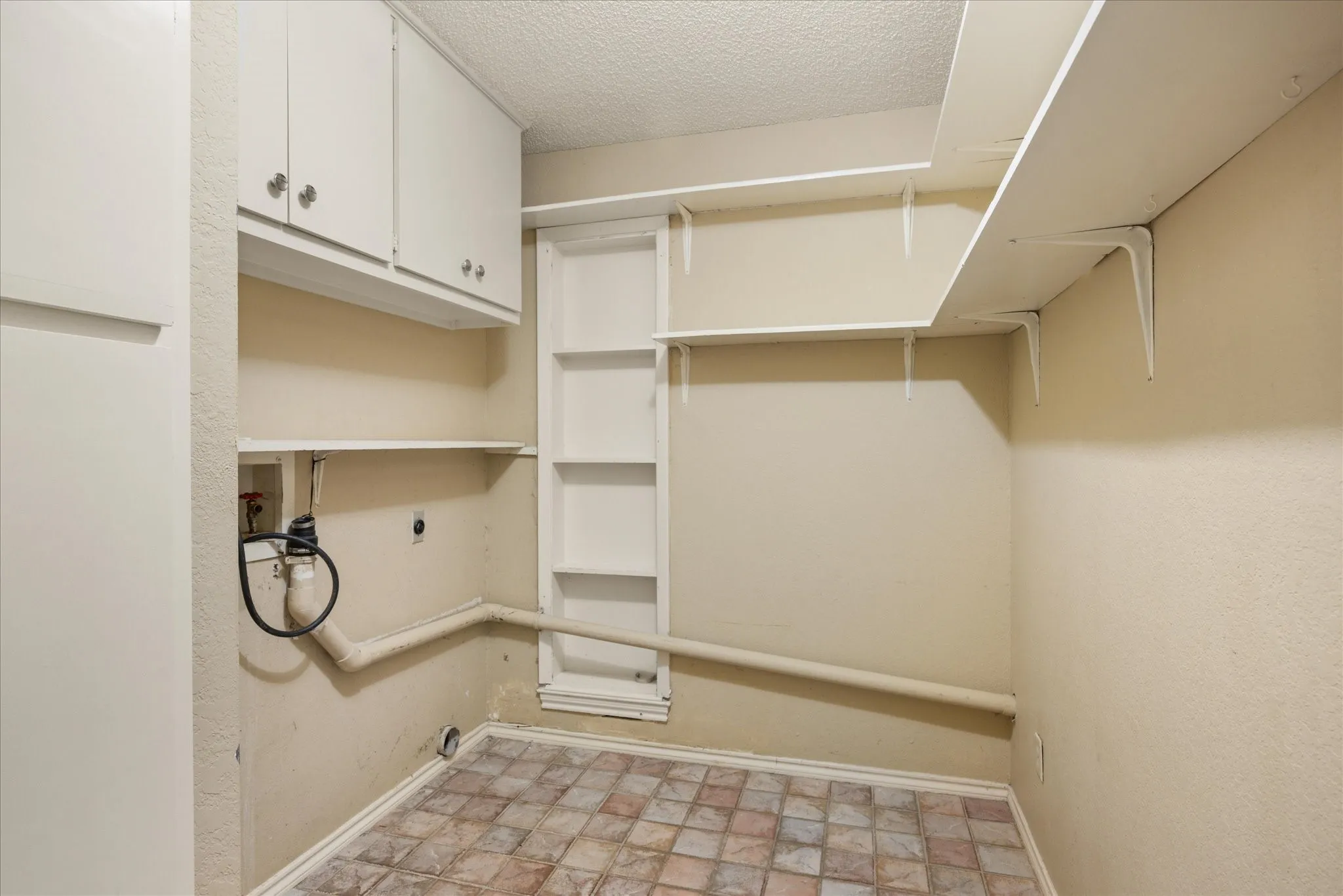 Single Family Residence For Sale in Hood County , 706 Tahiti Drive, Granbury, Texas 76048, 3 Bedroom, 2 Bathroom, 2 Garage spaces, 1,620 Sqft, built in 1985, Preowned, mls#21166445, Real Estate Agent in Granbury, Homes For Sale in Hood county, Homes For Sale in Granbury, Realtor in Granbury Texas, Real Estate Brokerage Independent Realty Texas, Luminita Cordes Realtor