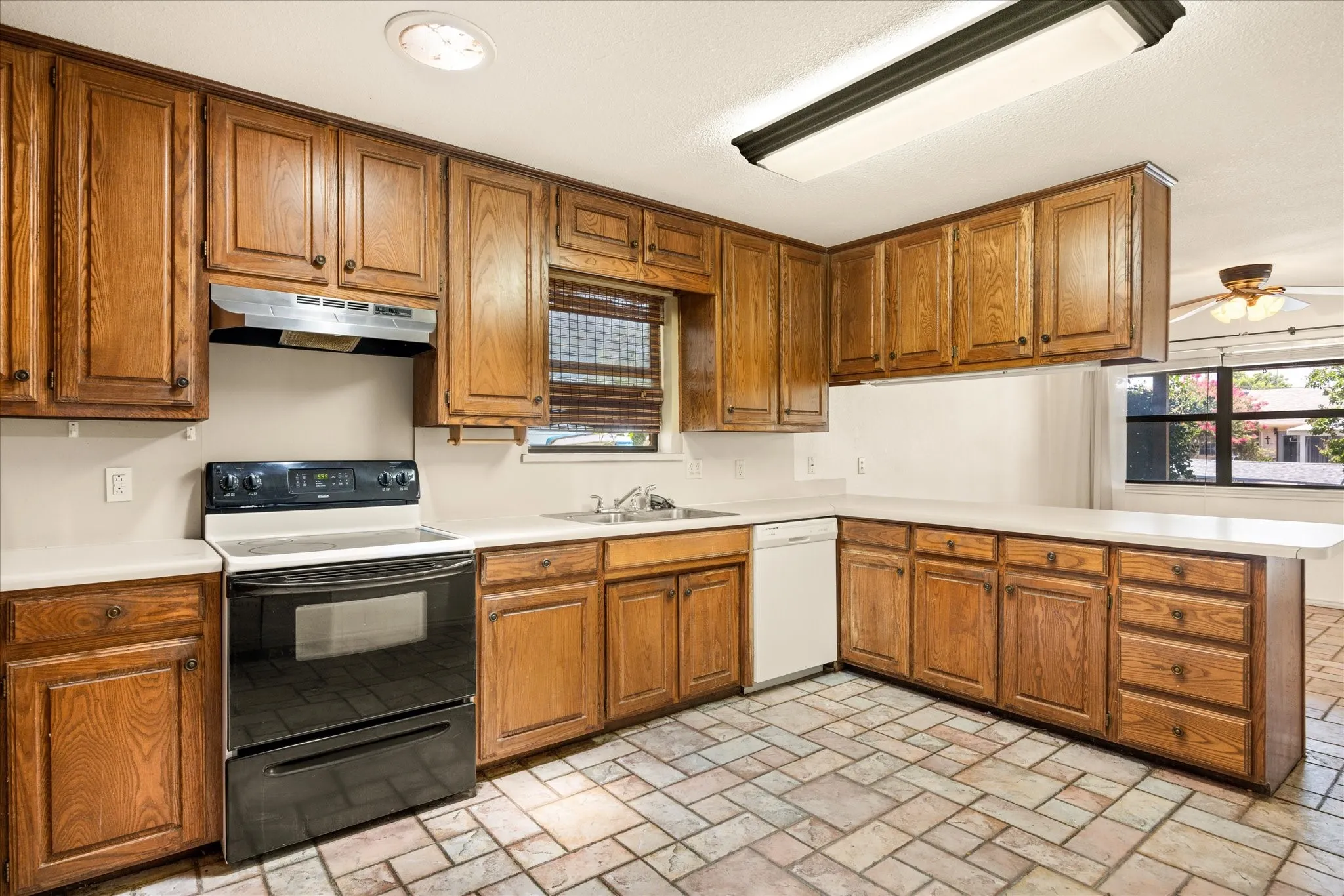 Single Family Residence For Sale in Hood County , 706 Tahiti Drive, Granbury, Texas 76048, 3 Bedroom, 2 Bathroom, 2 Garage spaces, 1,620 Sqft, built in 1985, Preowned, mls#21166445, Real Estate Agent in Granbury, Homes For Sale in Hood county, Homes For Sale in Granbury, Realtor in Granbury Texas, Real Estate Brokerage Independent Realty Texas, Luminita Cordes Realtor