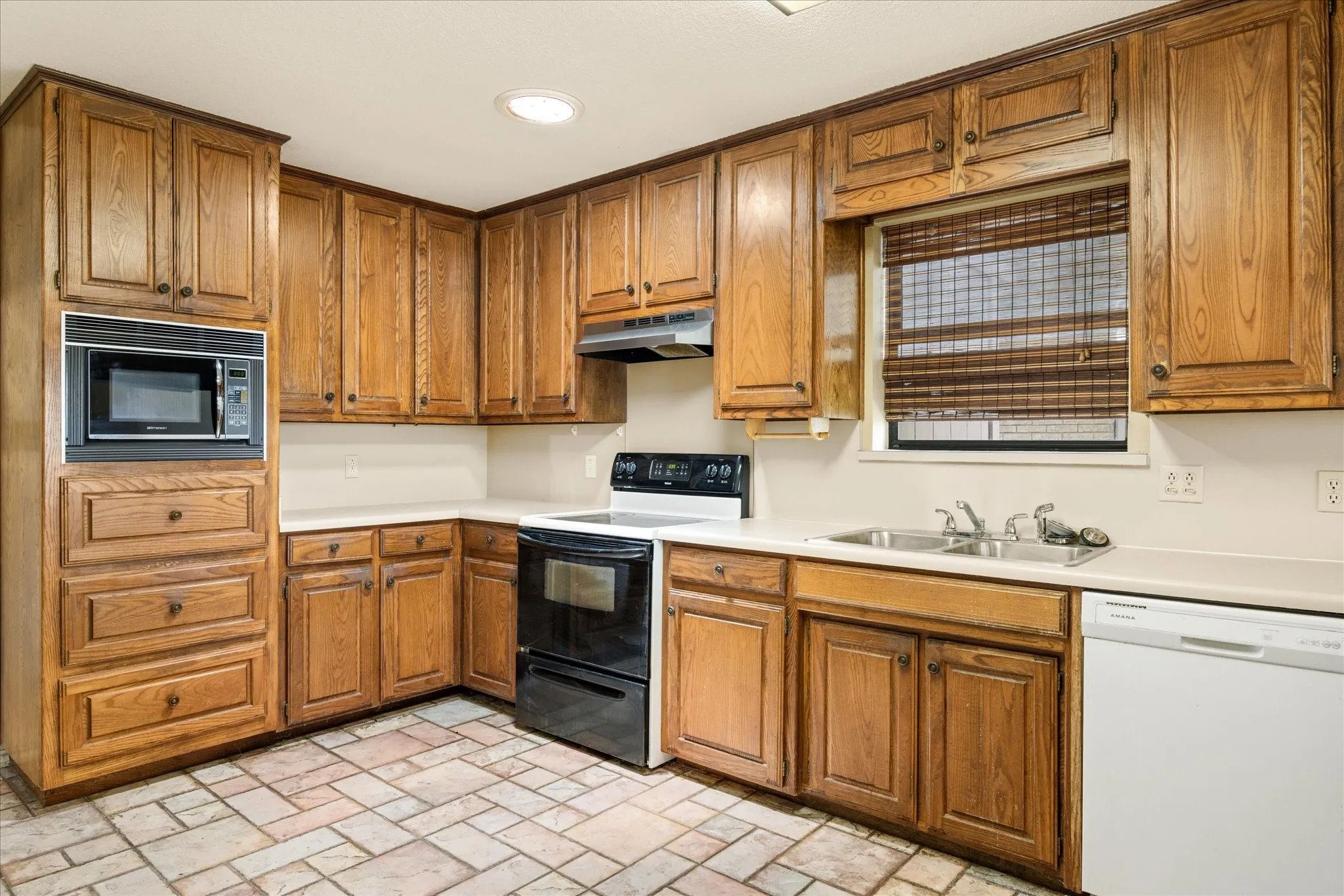 Single Family Residence For Sale in Hood County , 706 Tahiti Drive, Granbury, Texas 76048, 3 Bedroom, 2 Bathroom, 2 Garage spaces, 1,620 Sqft, built in 1985, Preowned, mls#21166445, Real Estate Agent in Granbury, Homes For Sale in Hood county, Homes For Sale in Granbury, Realtor in Granbury Texas, Real Estate Brokerage Independent Realty Texas, Luminita Cordes Realtor