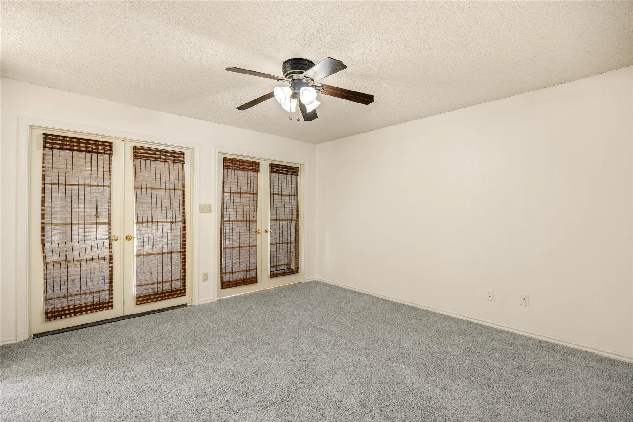 Single Family Residence For Sale in Hood County , 706 Tahiti Drive, Granbury, Texas 76048, 3 Bedroom, 2 Bathroom, 2 Garage spaces, 1,620 Sqft, built in 1985, Preowned, mls#21166445, Real Estate Agent in Granbury, Homes For Sale in Hood county, Homes For Sale in Granbury, Realtor in Granbury Texas, Real Estate Brokerage Independent Realty Texas, Luminita Cordes Realtor