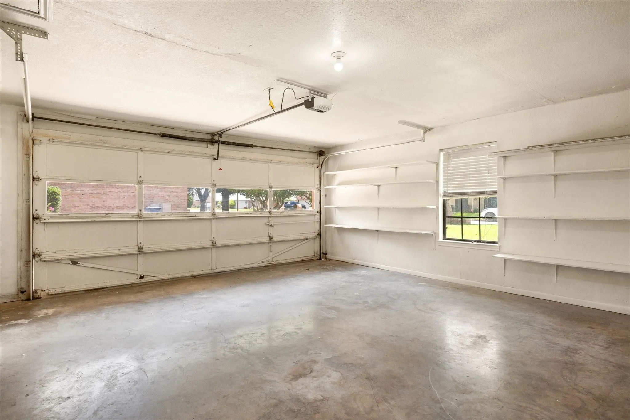 Single Family Residence For Sale in Hood County , 706 Tahiti Drive, Granbury, Texas 76048, 3 Bedroom, 2 Bathroom, 2 Garage spaces, 1,620 Sqft, built in 1985, Preowned, mls#21166445, Real Estate Agent in Granbury, Homes For Sale in Hood county, Homes For Sale in Granbury, Realtor in Granbury Texas, Real Estate Brokerage Independent Realty Texas, Luminita Cordes Realtor